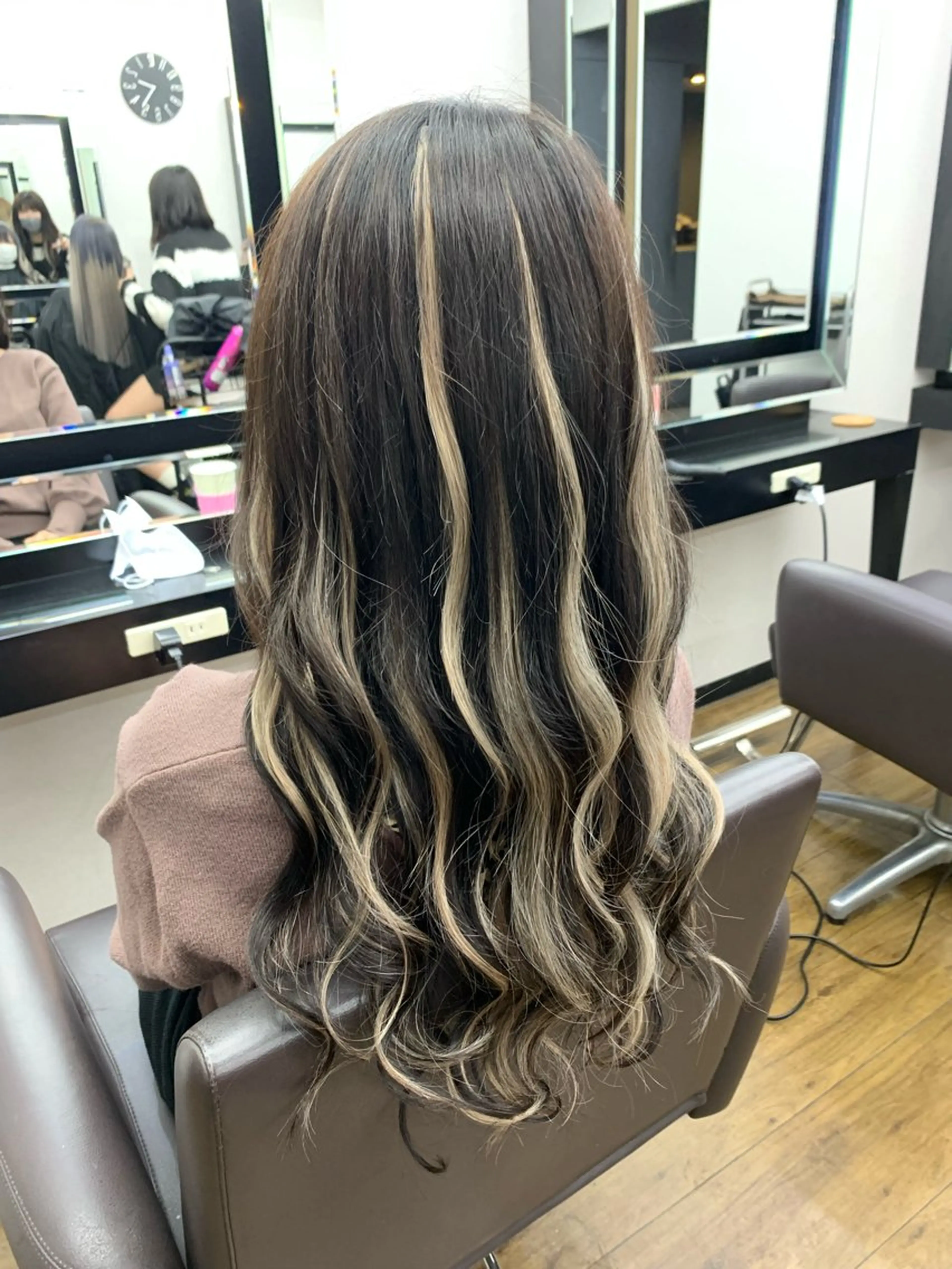 ロング エクステ ハイライト 奥本 侑 ハイトーン、髪質改善のヘアスタイル
