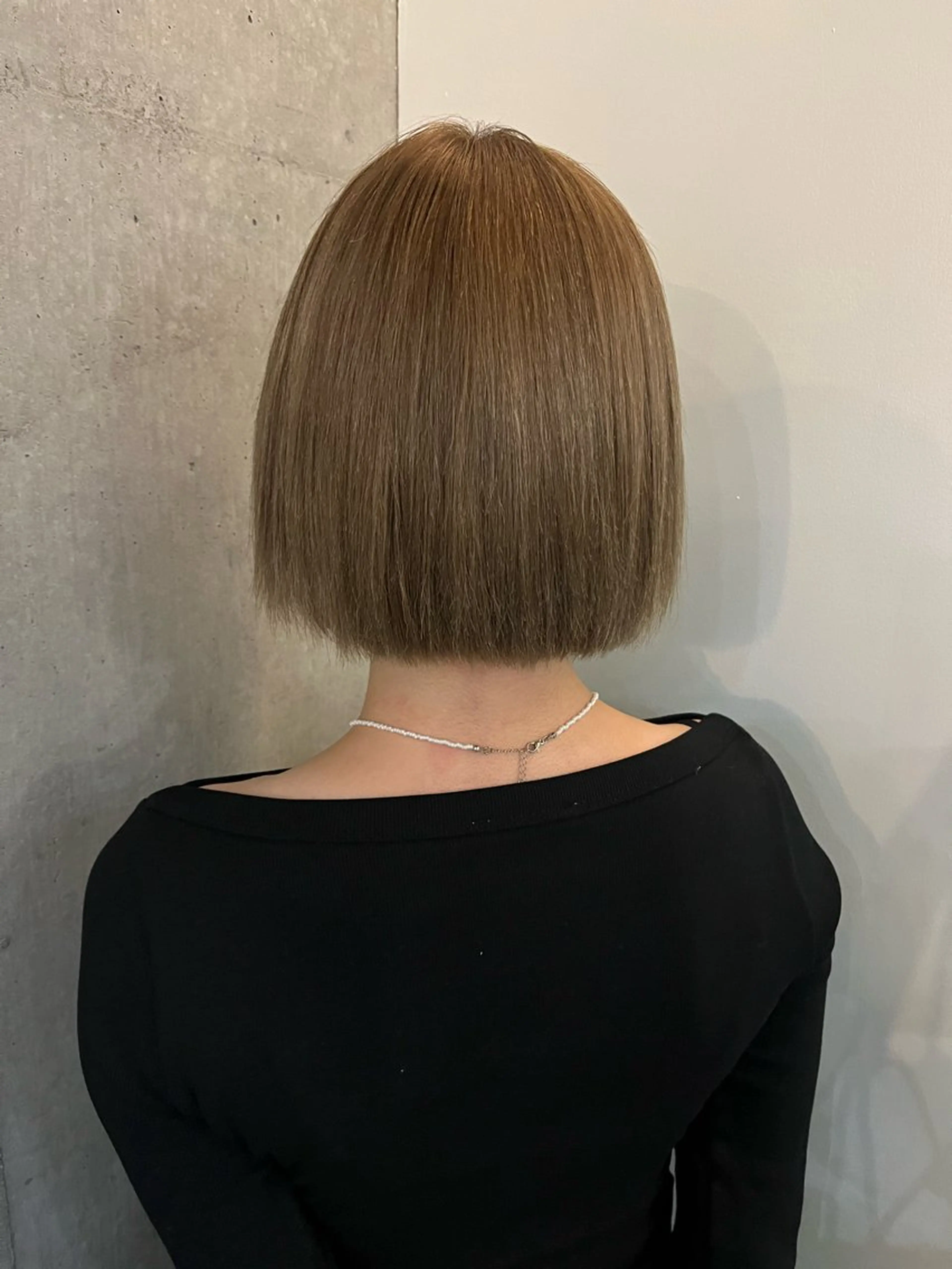 ショート カラー ベージュカラー ブリーチ オリーブベージュ ヘアカラー 韓国ヘア・ 艶カラーさおり💟のヘアスタイル