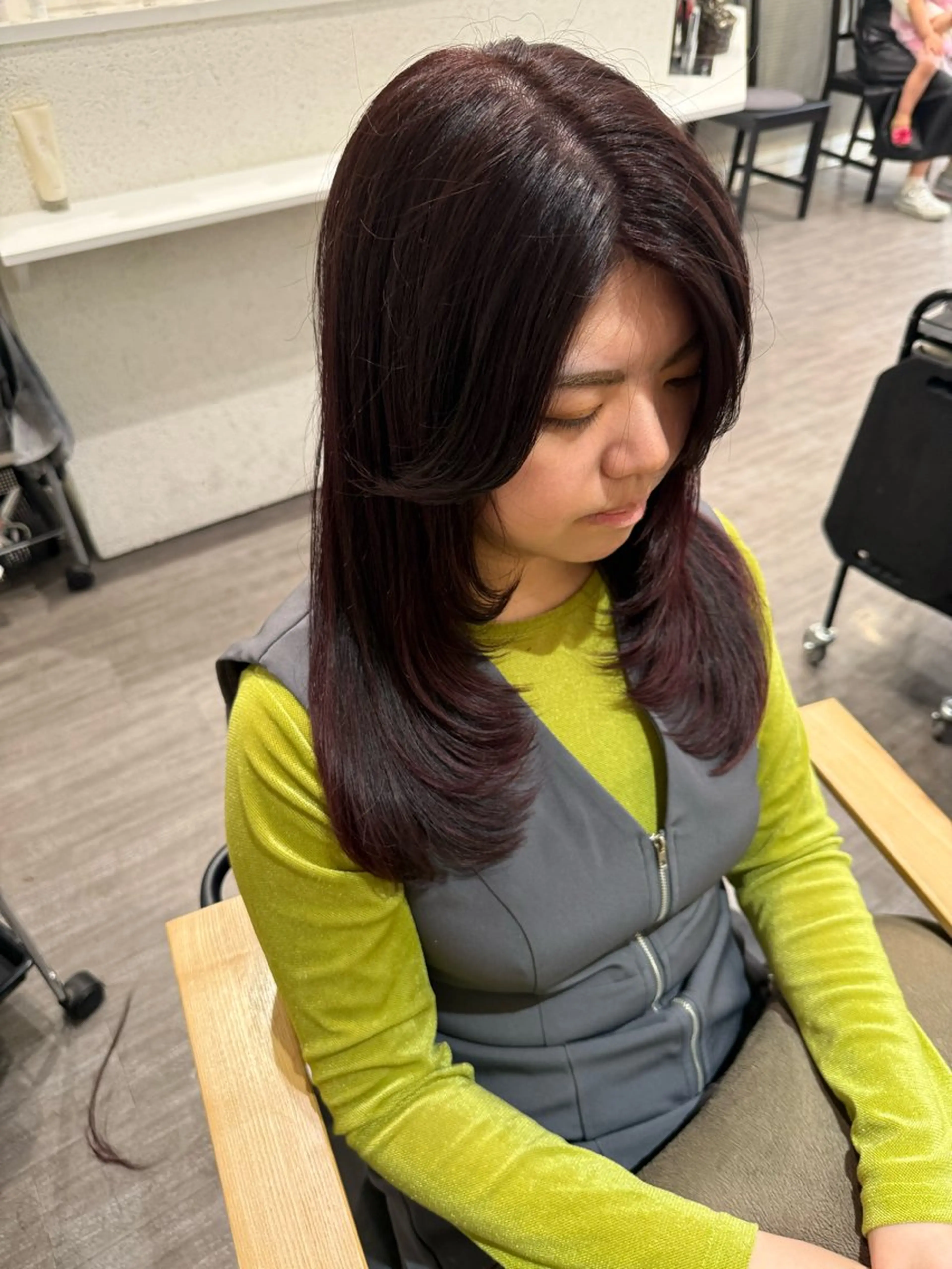 セミロング カラー カシス レッドカラー 顔まわりレイヤー レイヤーカット カット ヘアカラー トリートメント 上田 紗也のヘアスタイル