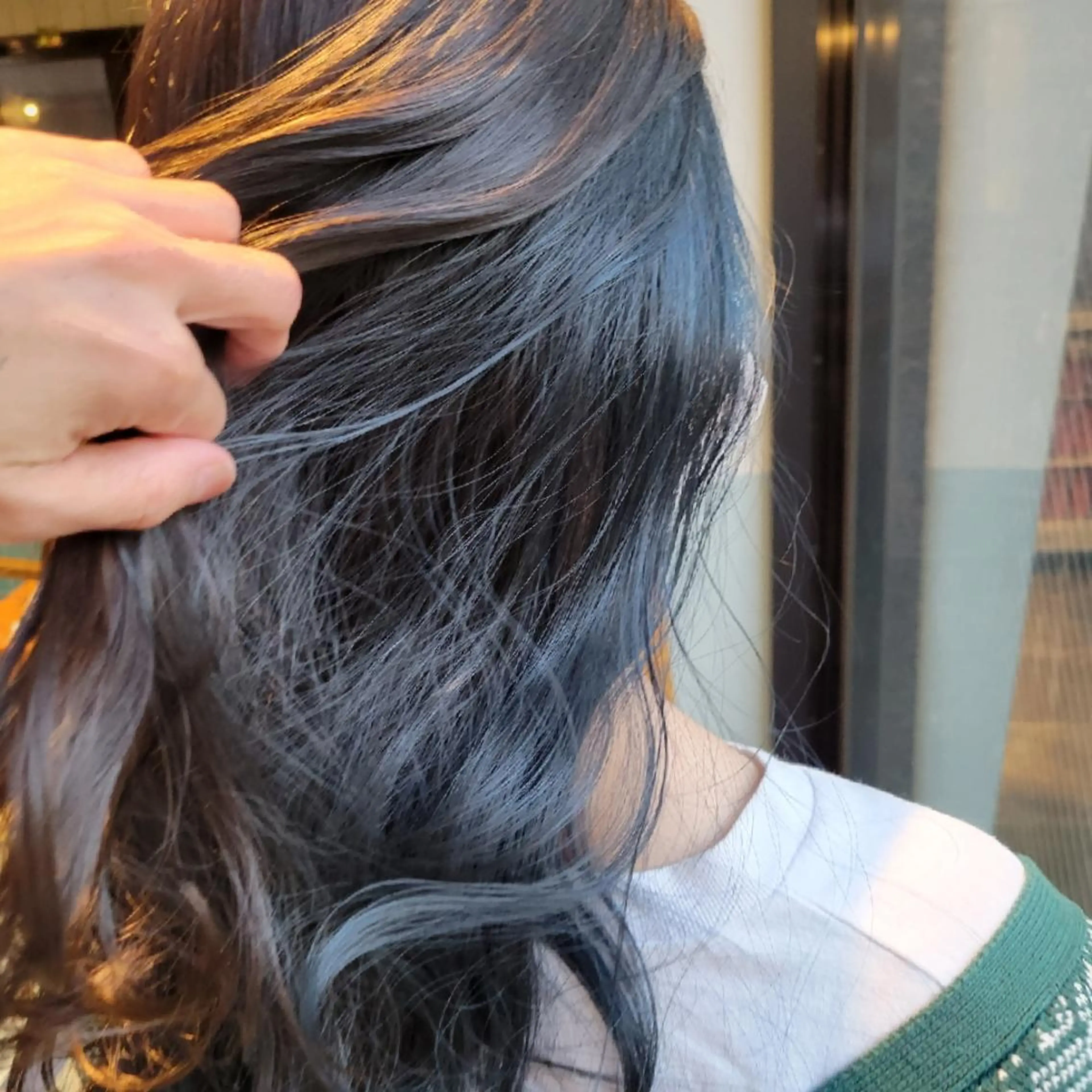 ロング カラー 黒髪 ブルーカラー ブルーブラック カット ヘアカラー トリートメント alushe 岡 陽子のヘアスタイル