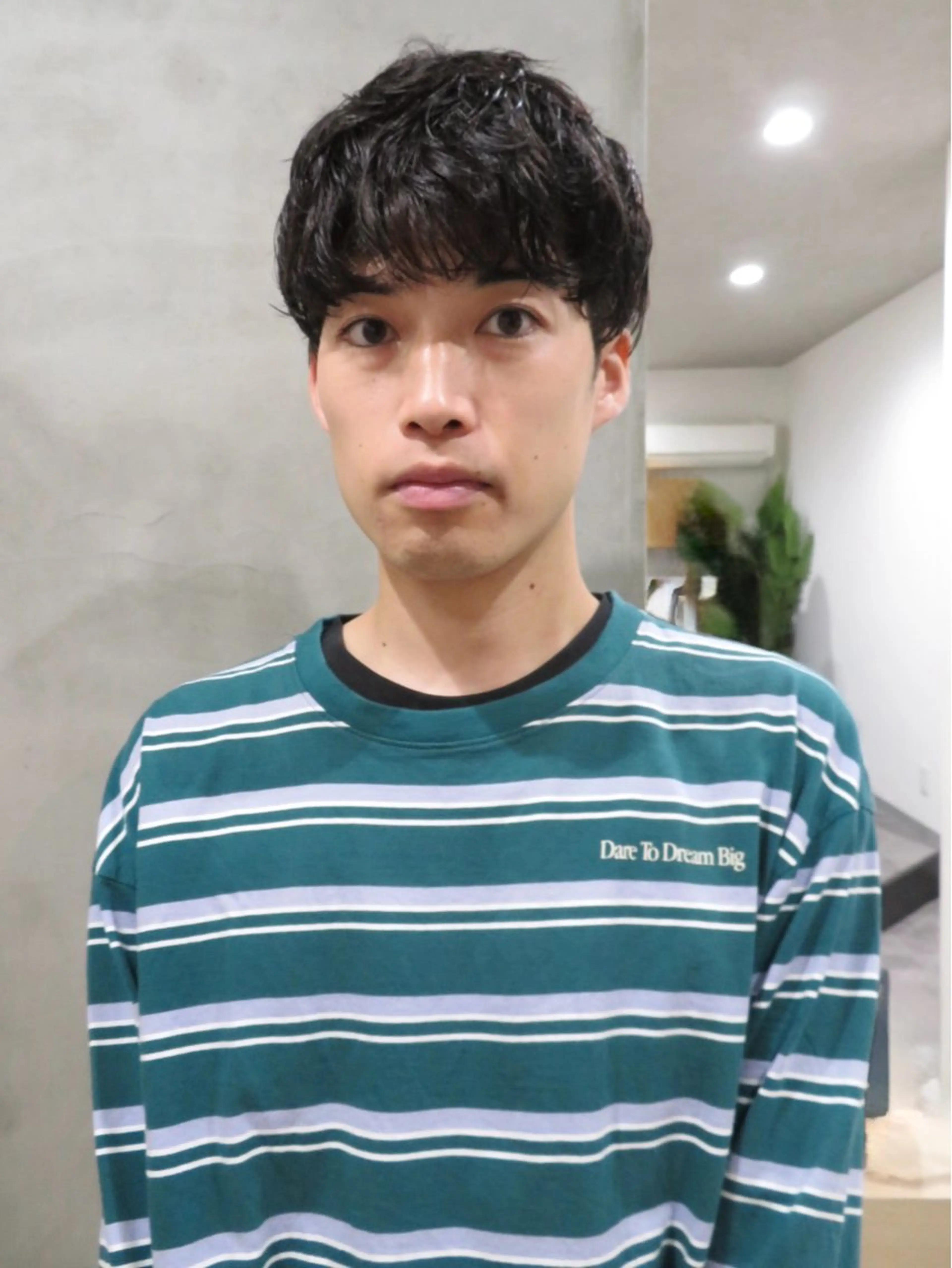 ミディアム パーマ メンズ ミディアムパーマ メンズパーマ くせ毛 ニュアンスパーマ カット パーマ 88 hair design所属・🫧ハルカ🫧 韓国レイヤーのヘアスタイル