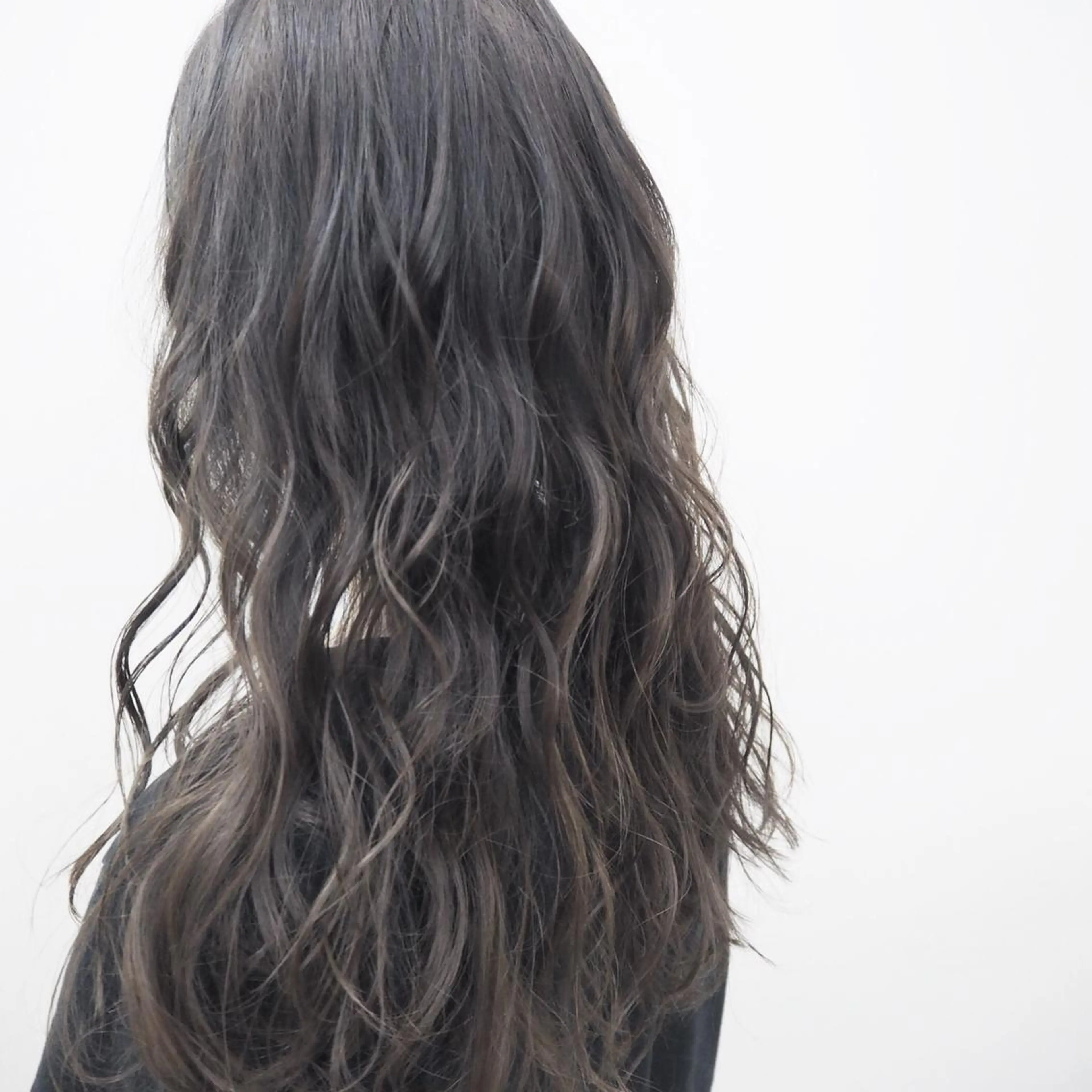 ロング カラー アッシュ ハイライトカラー イルミナカラー ハイライト 永岡 鉄平のヘアスタイル