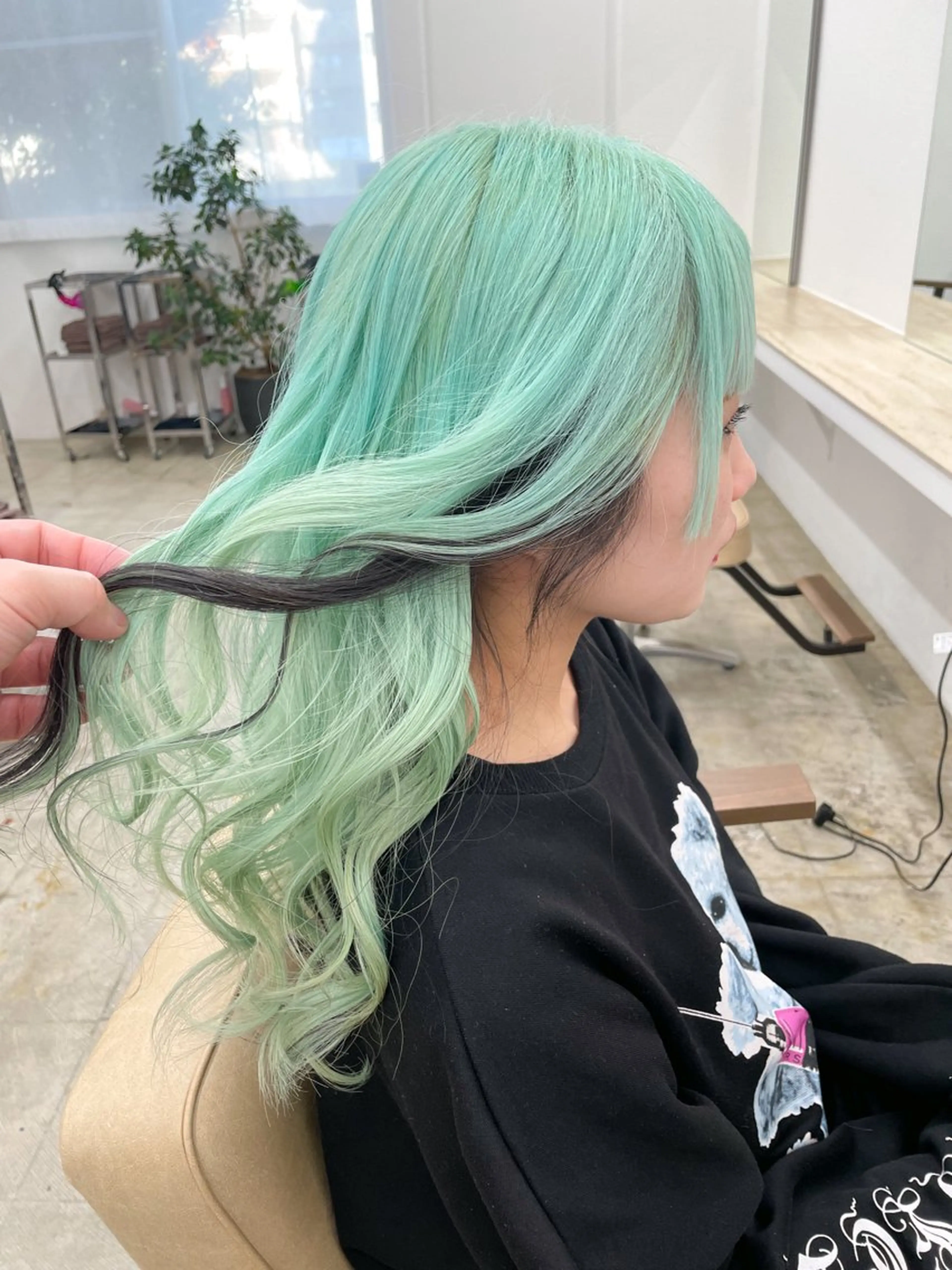 ロング カラー 黒髪 イヤリングカラー ハイトーンカラー ミント ミントグリーン ヘアカラー トリートメント ハイトーン/レイヤー /ケアブリーチ石川治のヘアスタイル