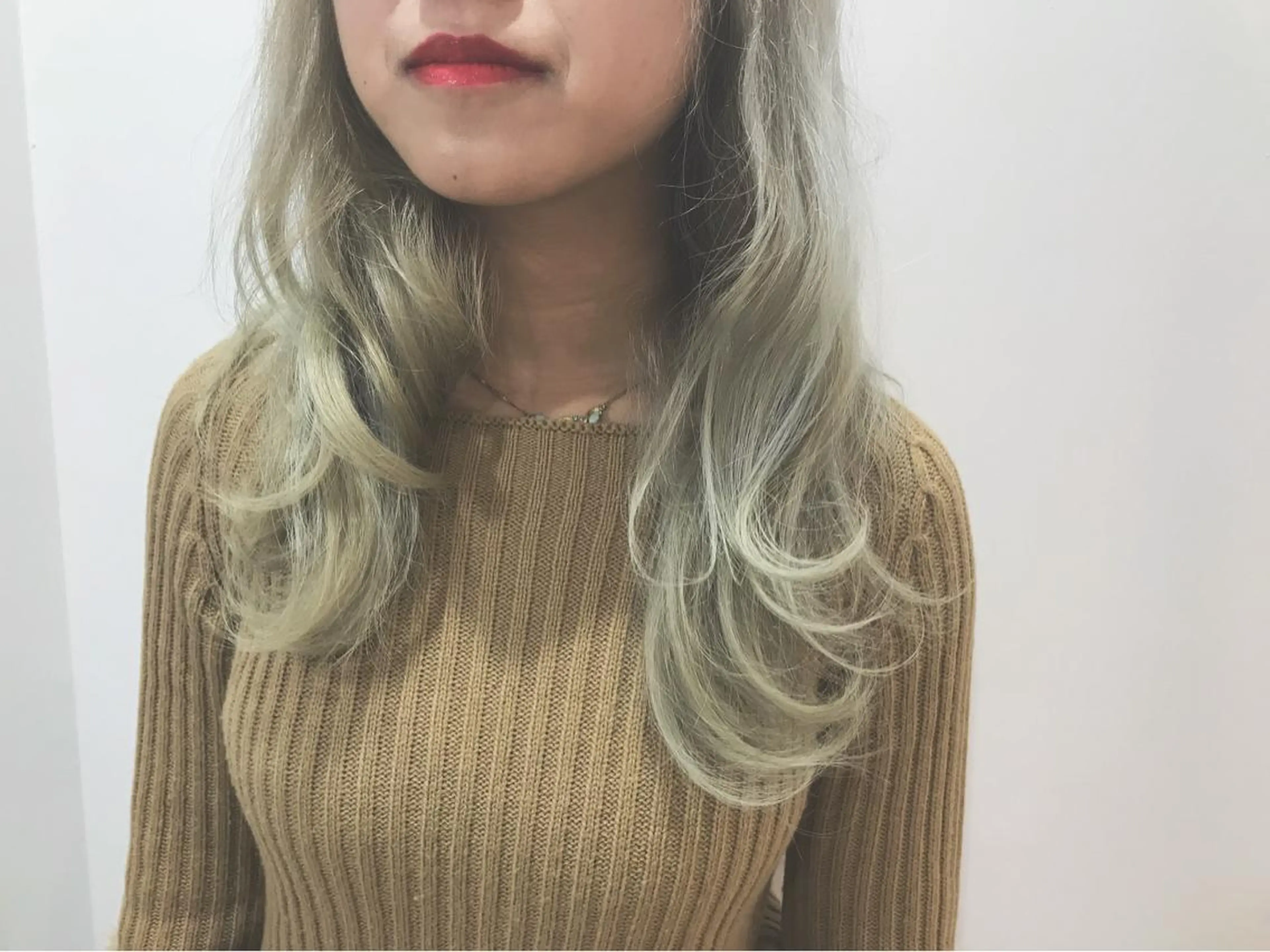 ミディアム カラー ブリーチ トリートメント AILEE所属・ウルフカット レイヤーカット上柿のヘアスタイル