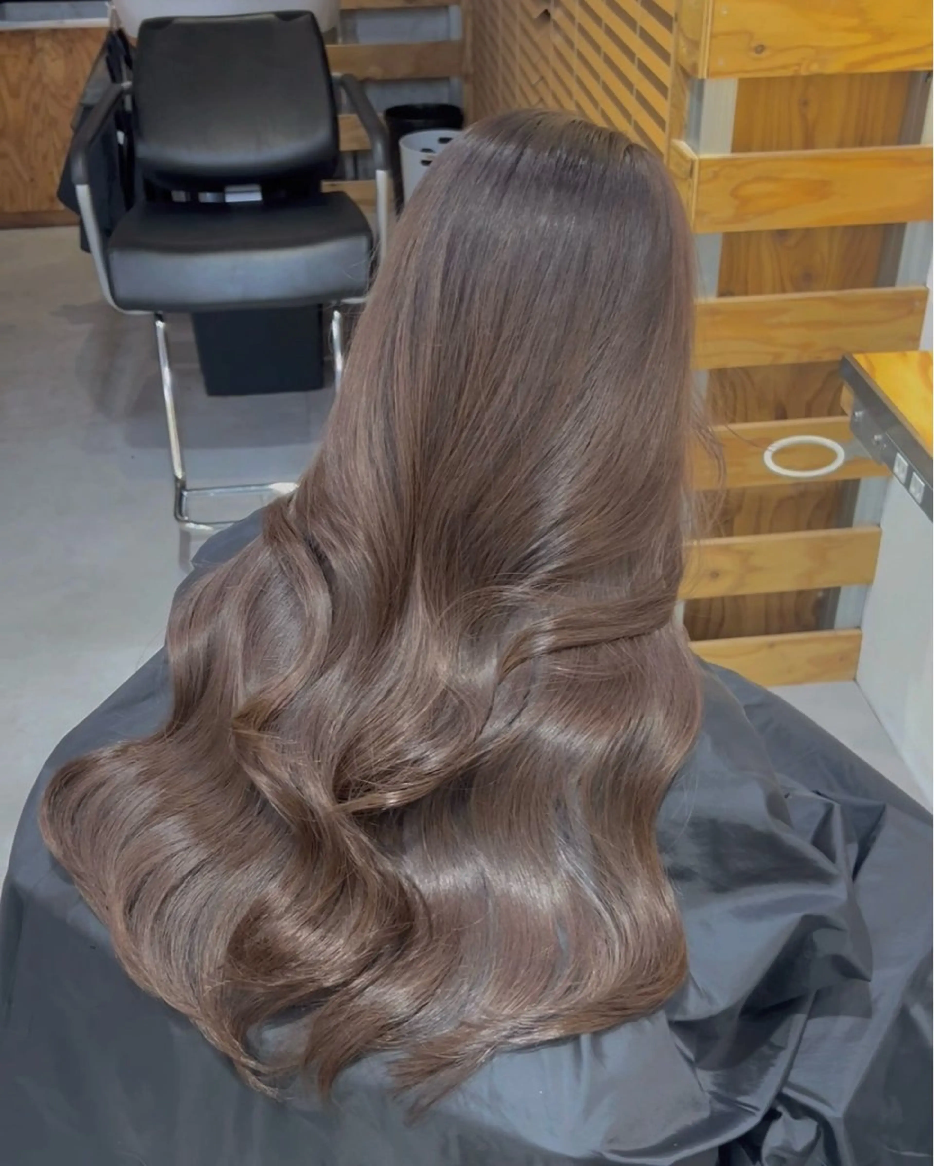 ロング カラー パーマ アッシュ アッシュグレー アッシュグレージュ ベージュカラー 黒髪 カット ヘアカラー トリートメント 艶感ブラウン特化/ ブリーチなしWカラーのヘアスタイル