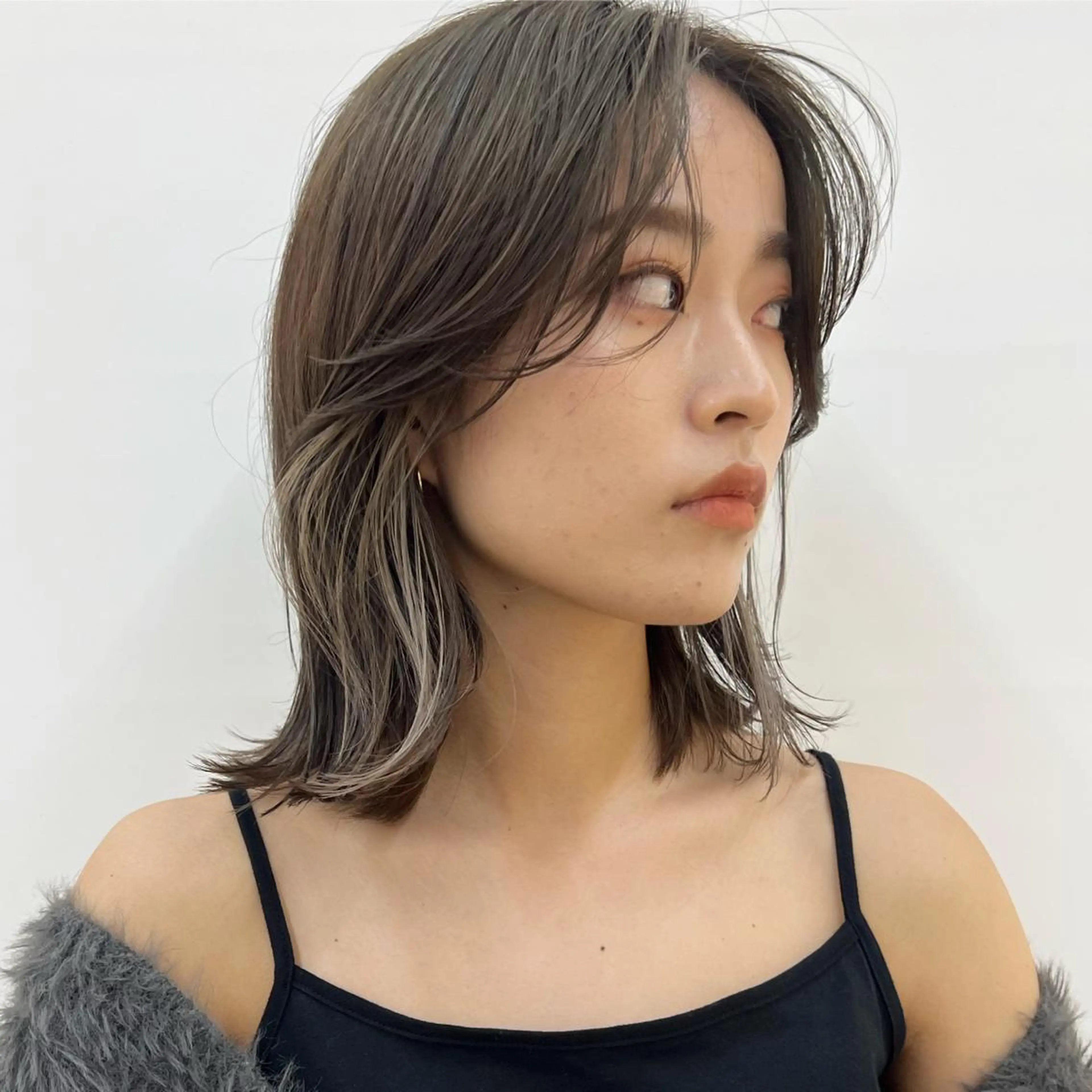 ミディアム カラー ベージュカラー グレージュ ボブ くびれヘア くせ毛 カット ヘアカラー トリートメント ニュアンスレイヤー ハイトーンカラーのヘアスタイル