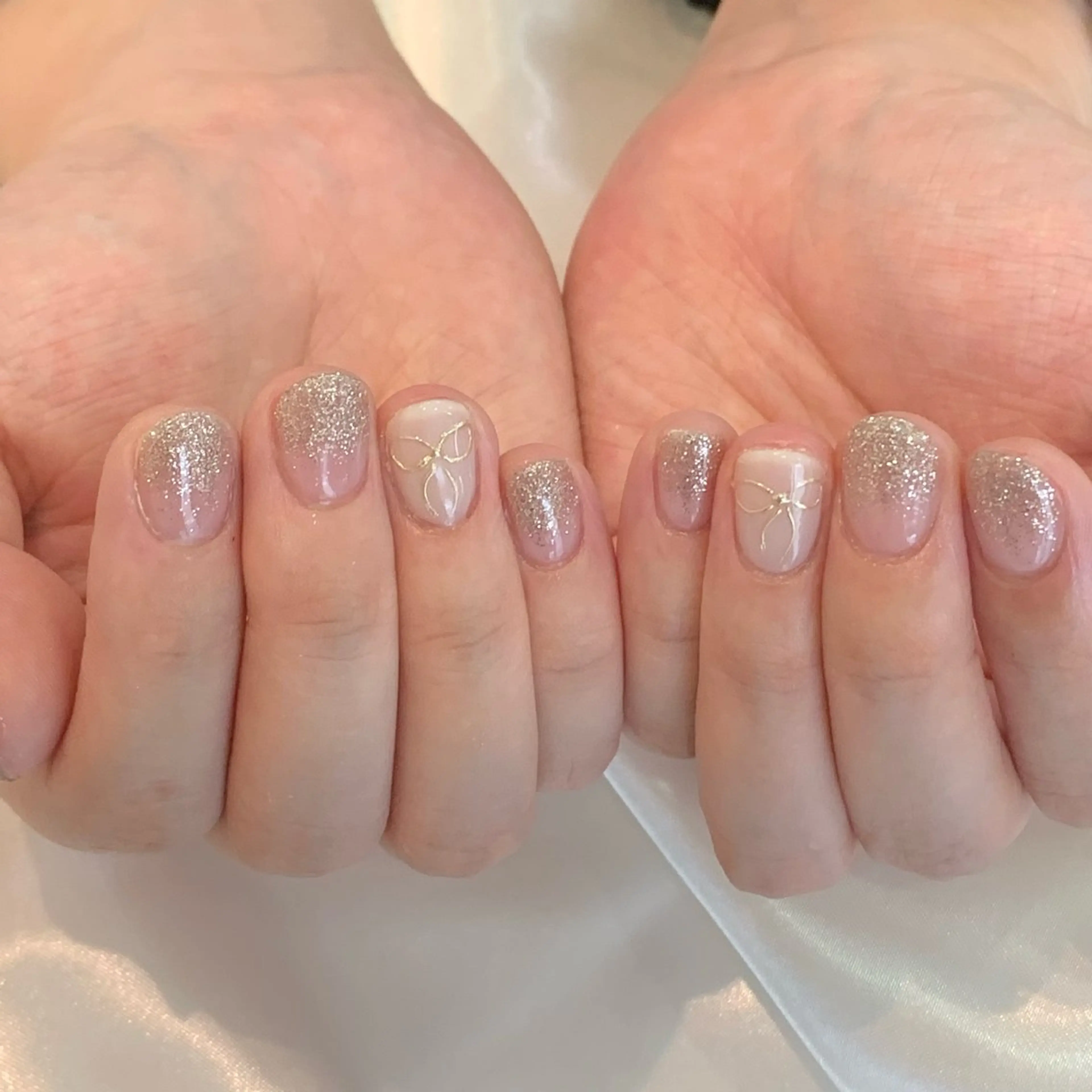 ネイル グラデーション ラメ(グリッター) ラメグラデーション リボン ハンドネイル charme所属・charme kanaのネイルデザイン