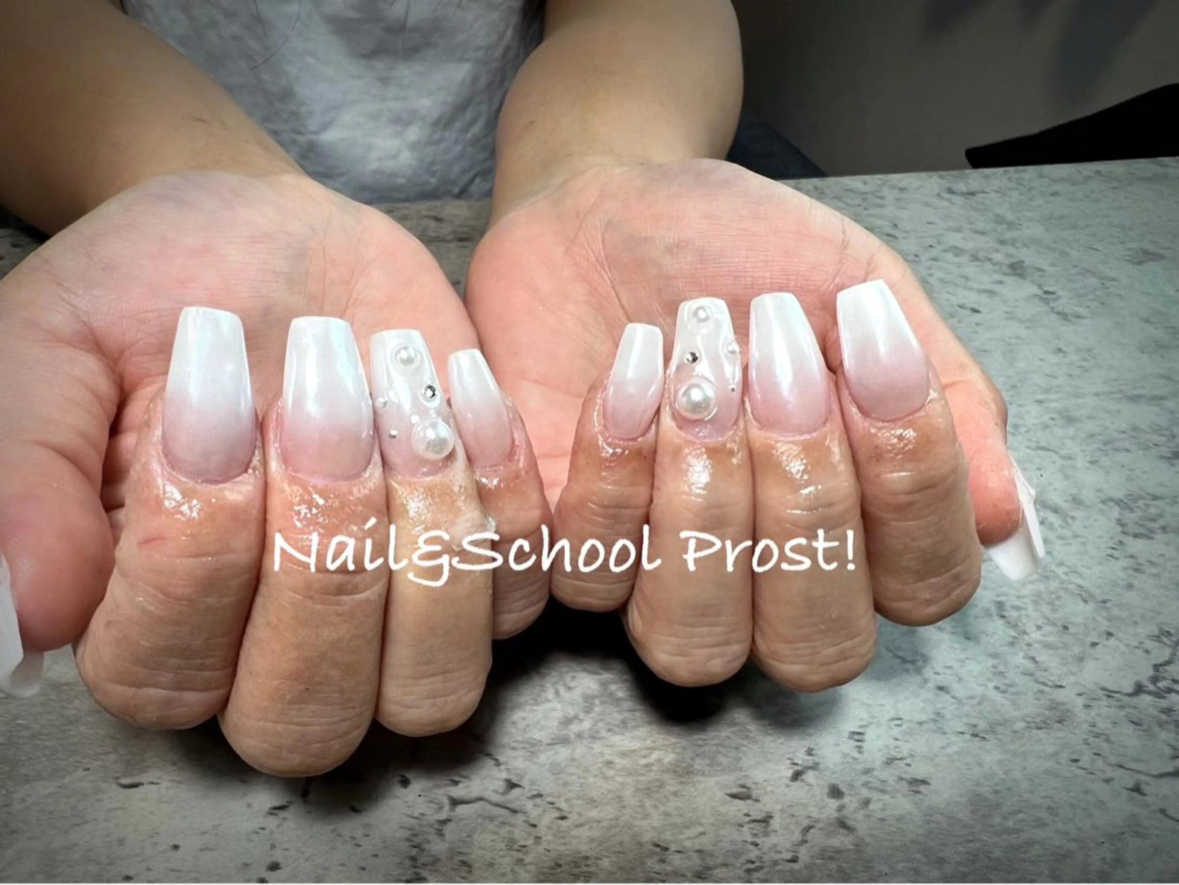 ネイル 長さ出し グラデーション ミラーネイル ホワイト Nails Prost!のネイルデザイン