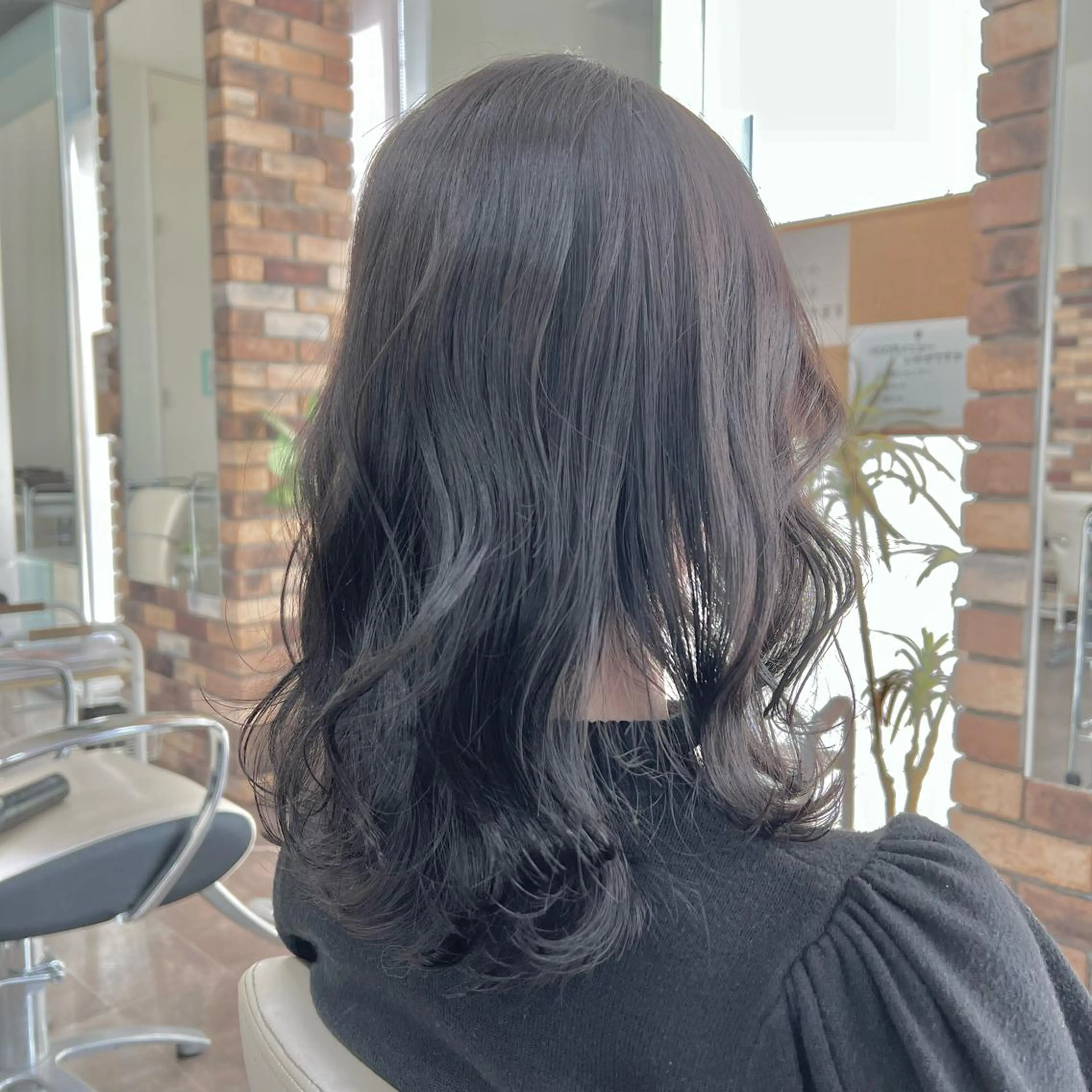 ミディアム カラー 黒髪 ブリーチ ブルーカラー ブルーブラック ブリーチなしカラー スパークヘア所属・大人女性の縮毛矯正/ お手入れ簡単/馬渕樹のヘアスタイル