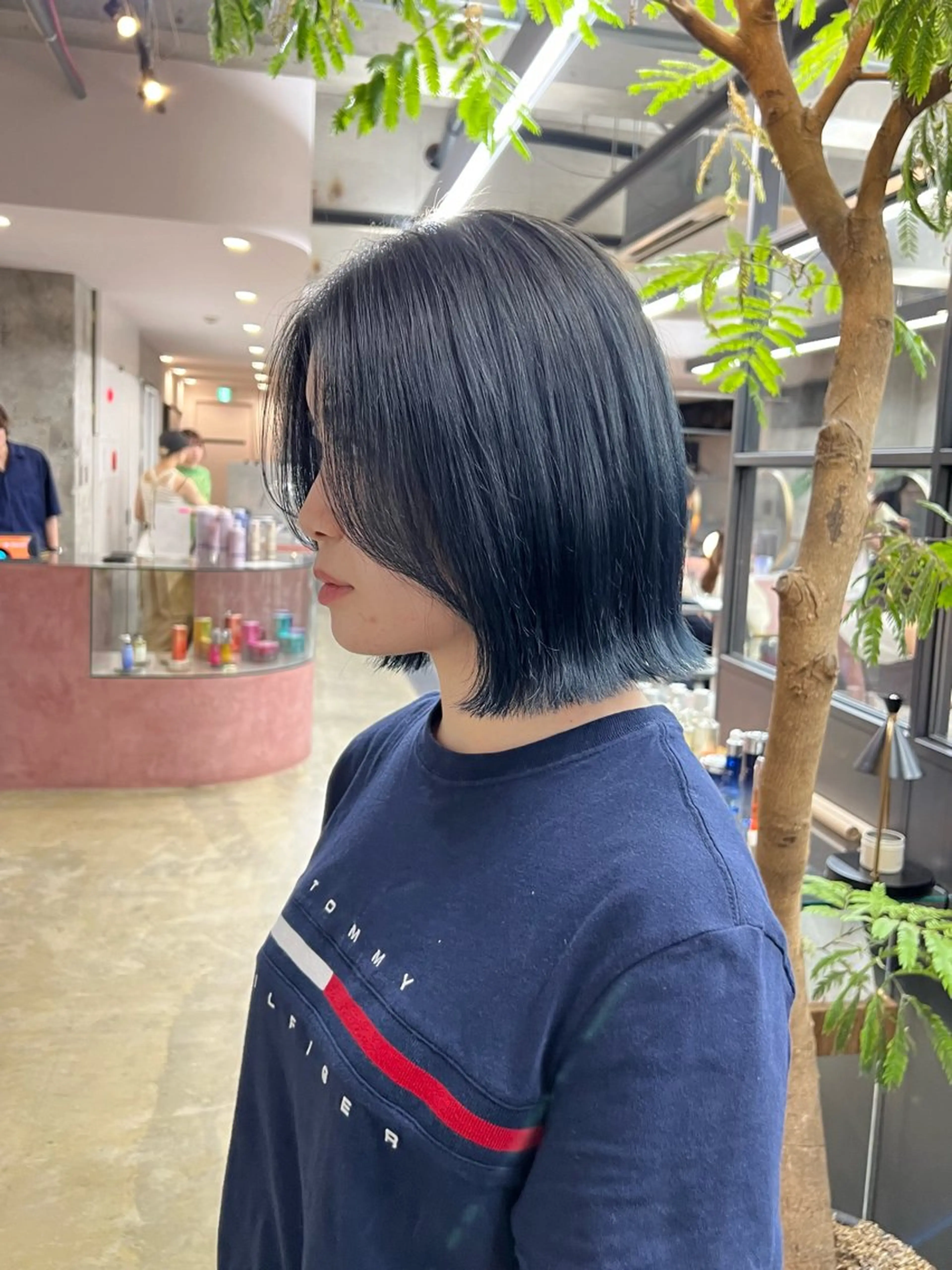 ミディアム カラー 黒髪 ブリーチ ブルーカラー ブルーブラック カット ヘアカラー トリートメント era所属・azumi/ボブ/暖 色/オリーブ/縮毛のヘアスタイル