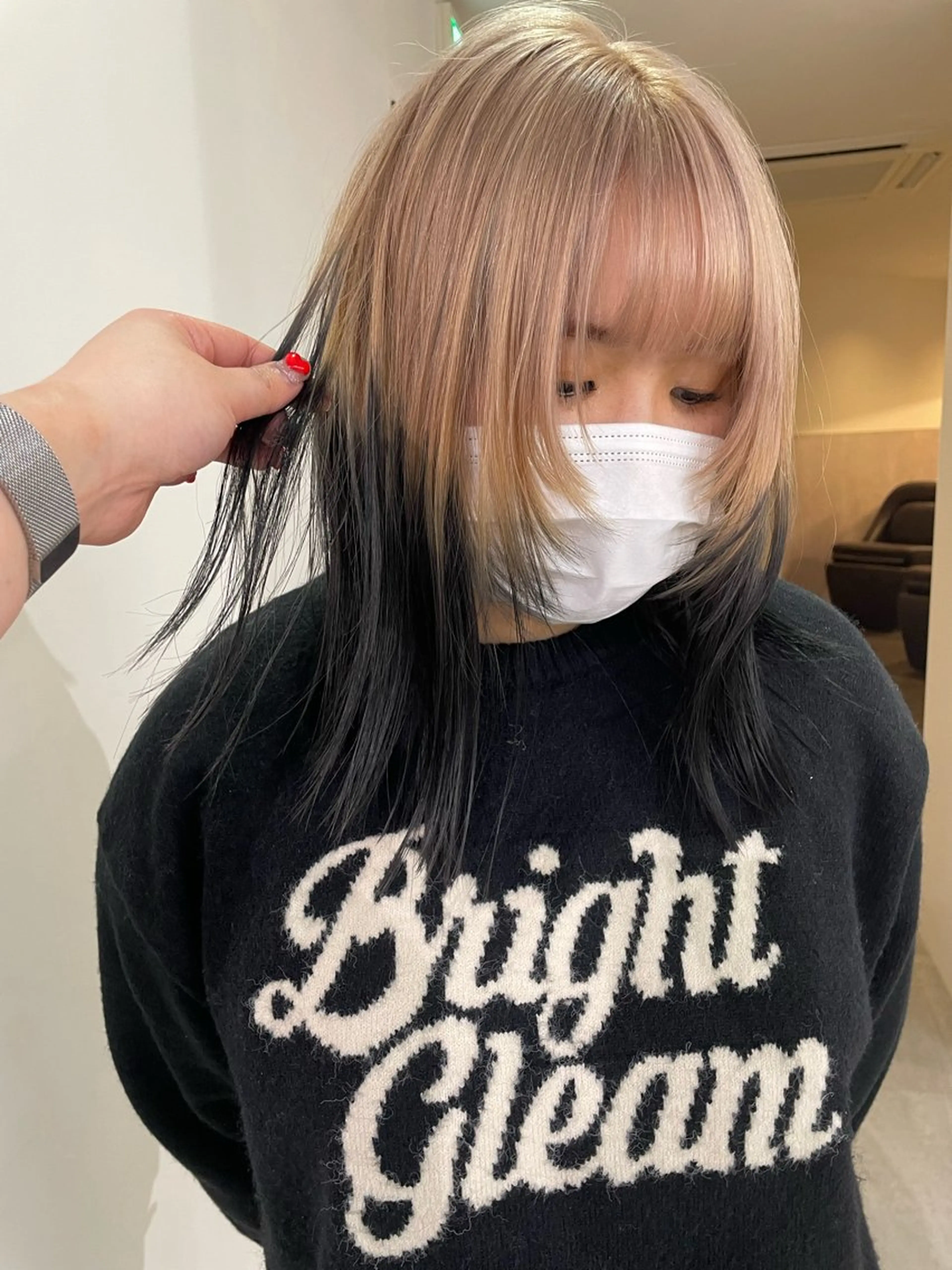 ミディアム カラー ベージュカラー ブリーチ ブロンド ケアブリーチ デザインカラー MIU/ルーツカラー ボブ/顔周りレイヤーのヘアスタイル