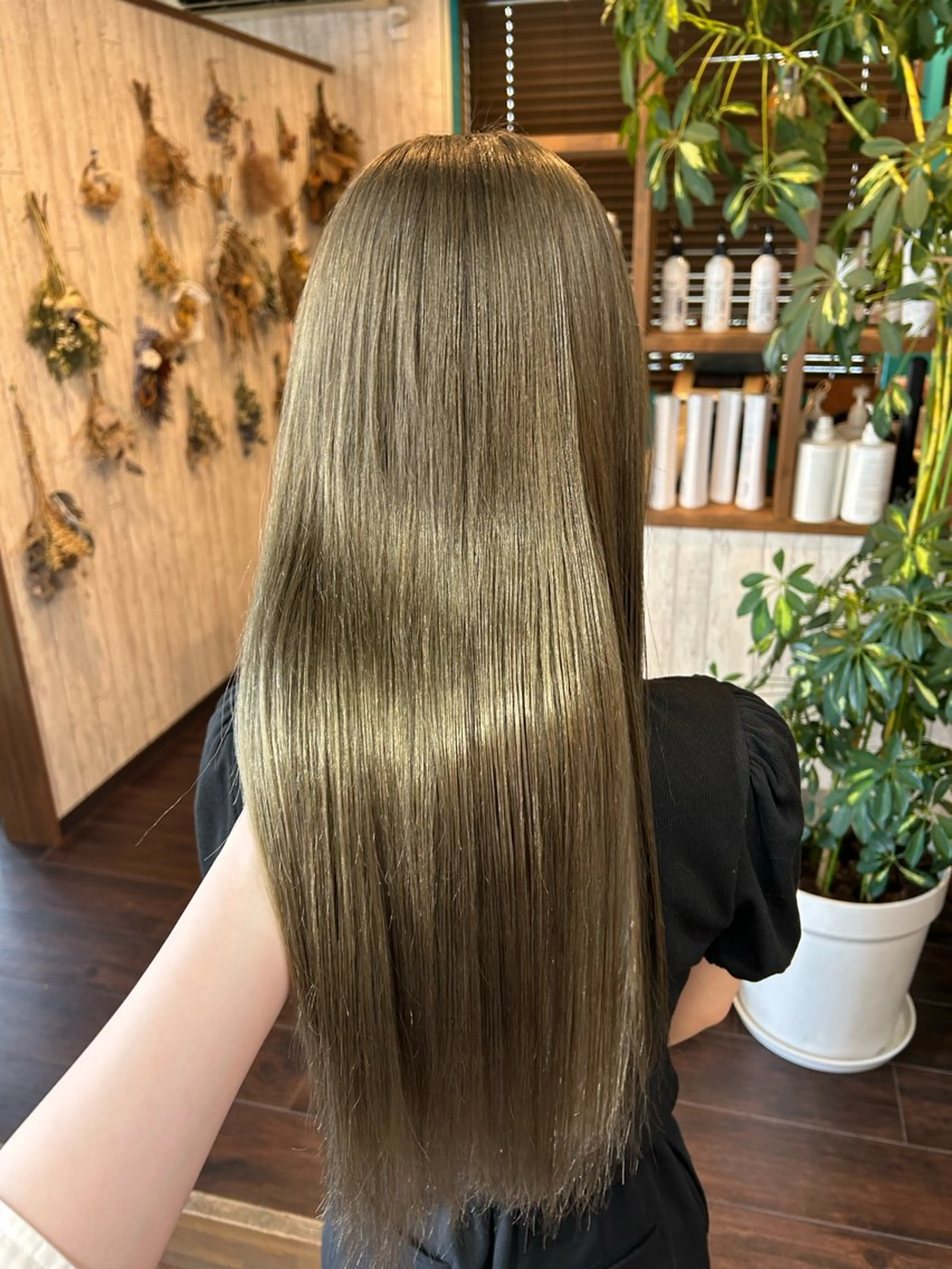 ロング カラー ベージュカラー 透明感カラー オリーブベージュ ヘアカラー 早坂 さくらのヘアスタイル