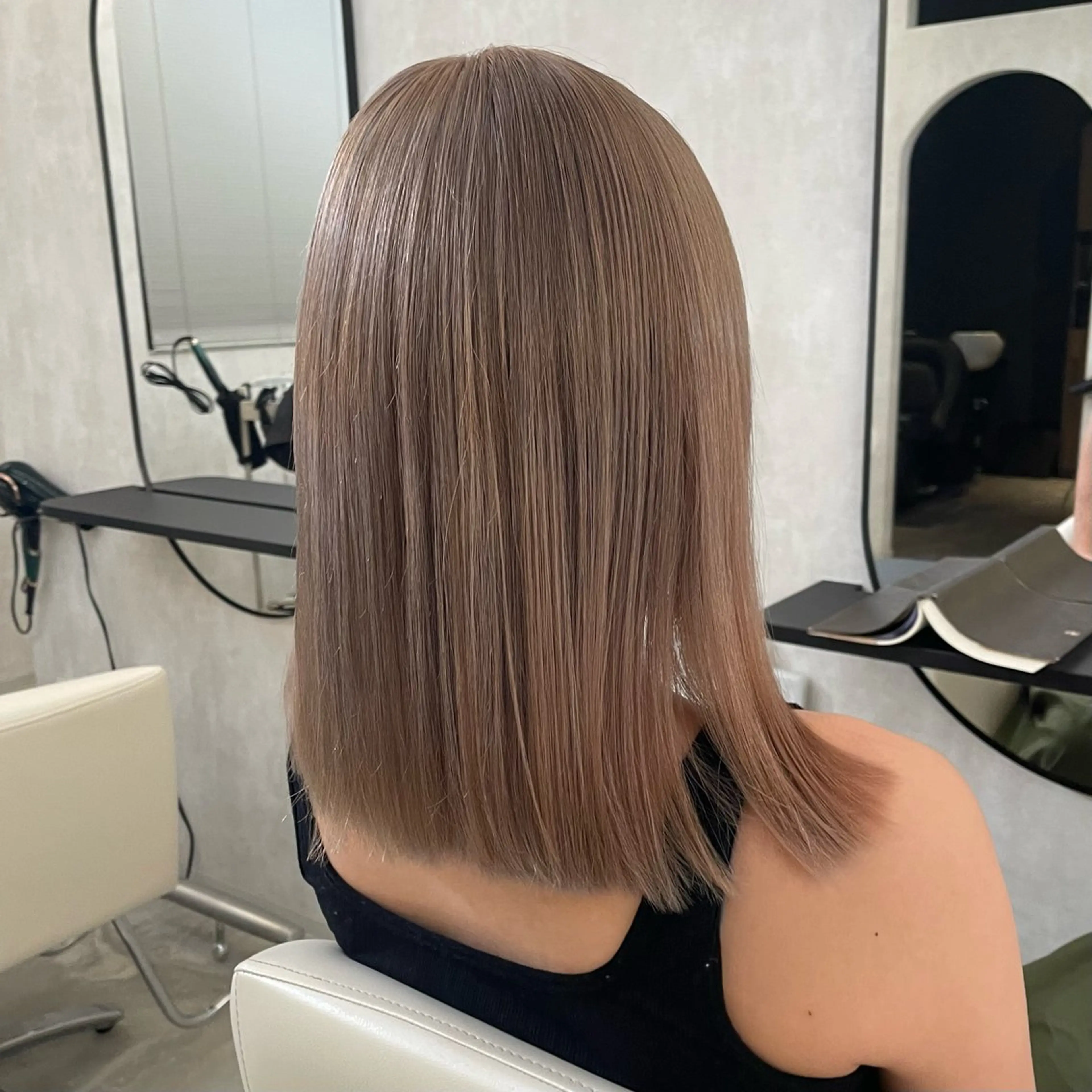 ミディアム カラー 飯田 実歩(じっぽ)のヘアスタイル