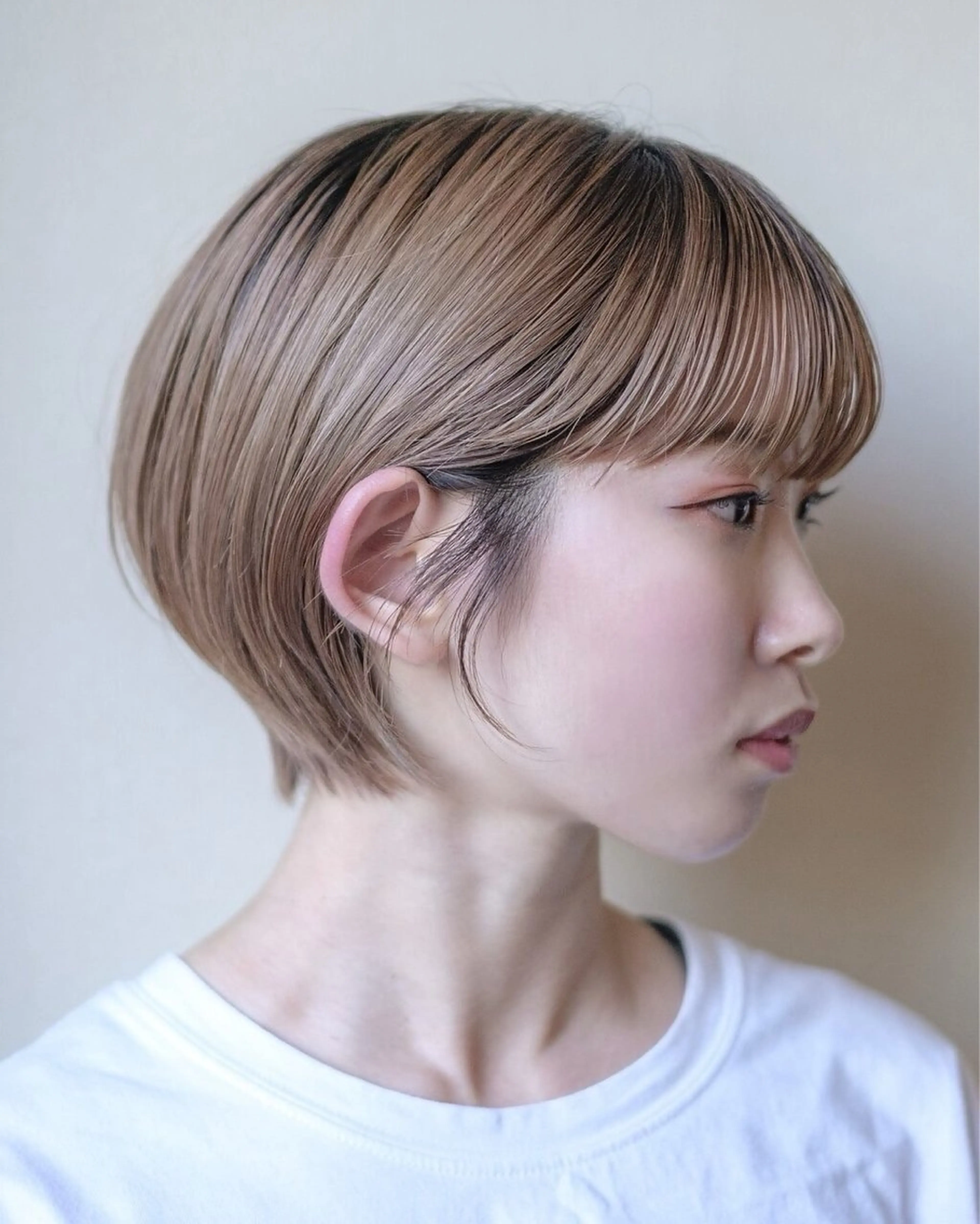 ショート カラー ベージュカラー ショートヘア 間瀬 玲央のヘアスタイル