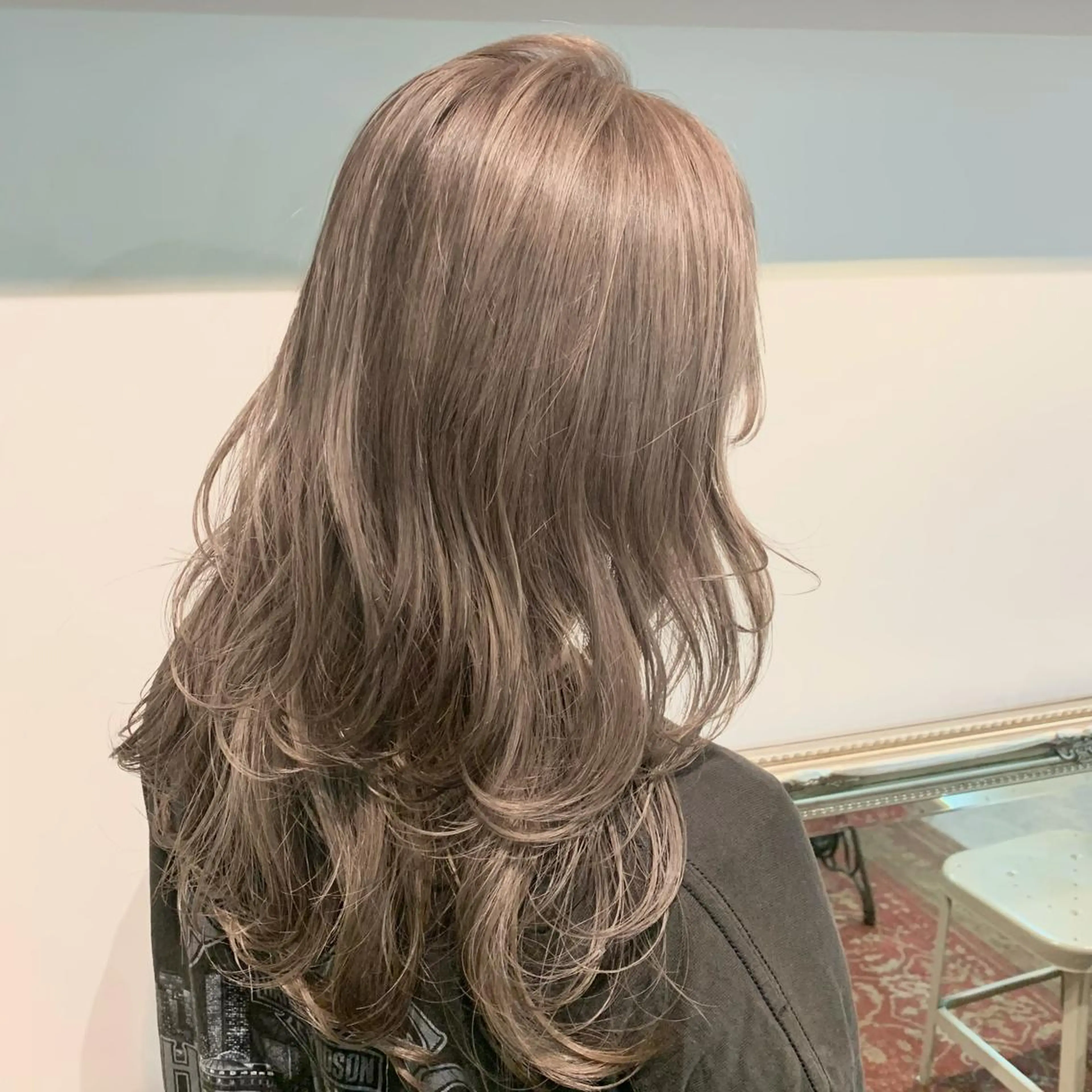ロング カラー ヘアアレンジ ベージュカラー ミルクティーベージュ レイヤーカット ロング カット ヘアカラー トリートメント 山崎 澪のヘアスタイル