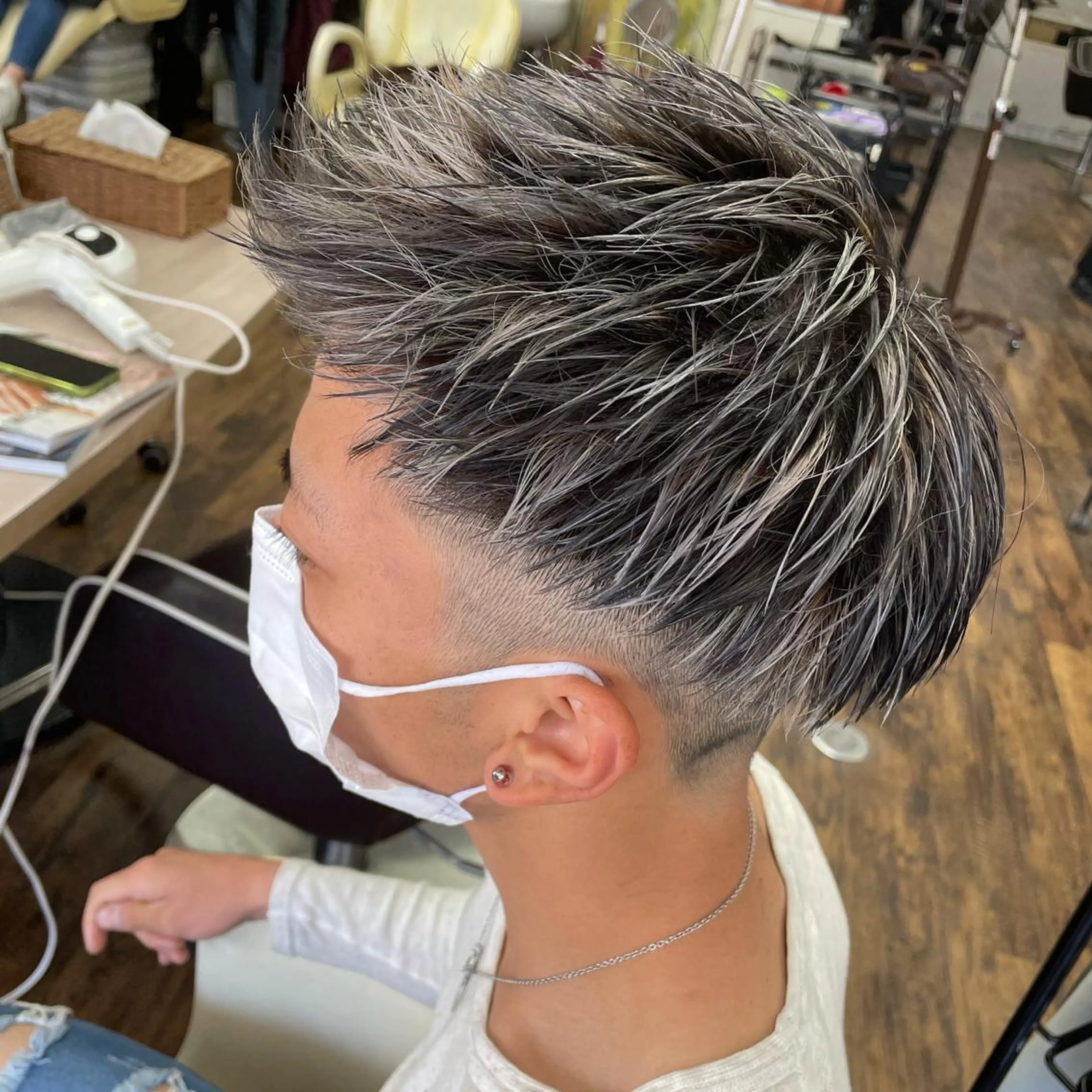 ショート カラー メンズ メンズブリーチ フェードカット メンズハイライト ブリーチ ハイライトカラー カット ヘアカラー MAQUM所属・【メンズ特化】渡部 京弘/パーマのヘアスタイル