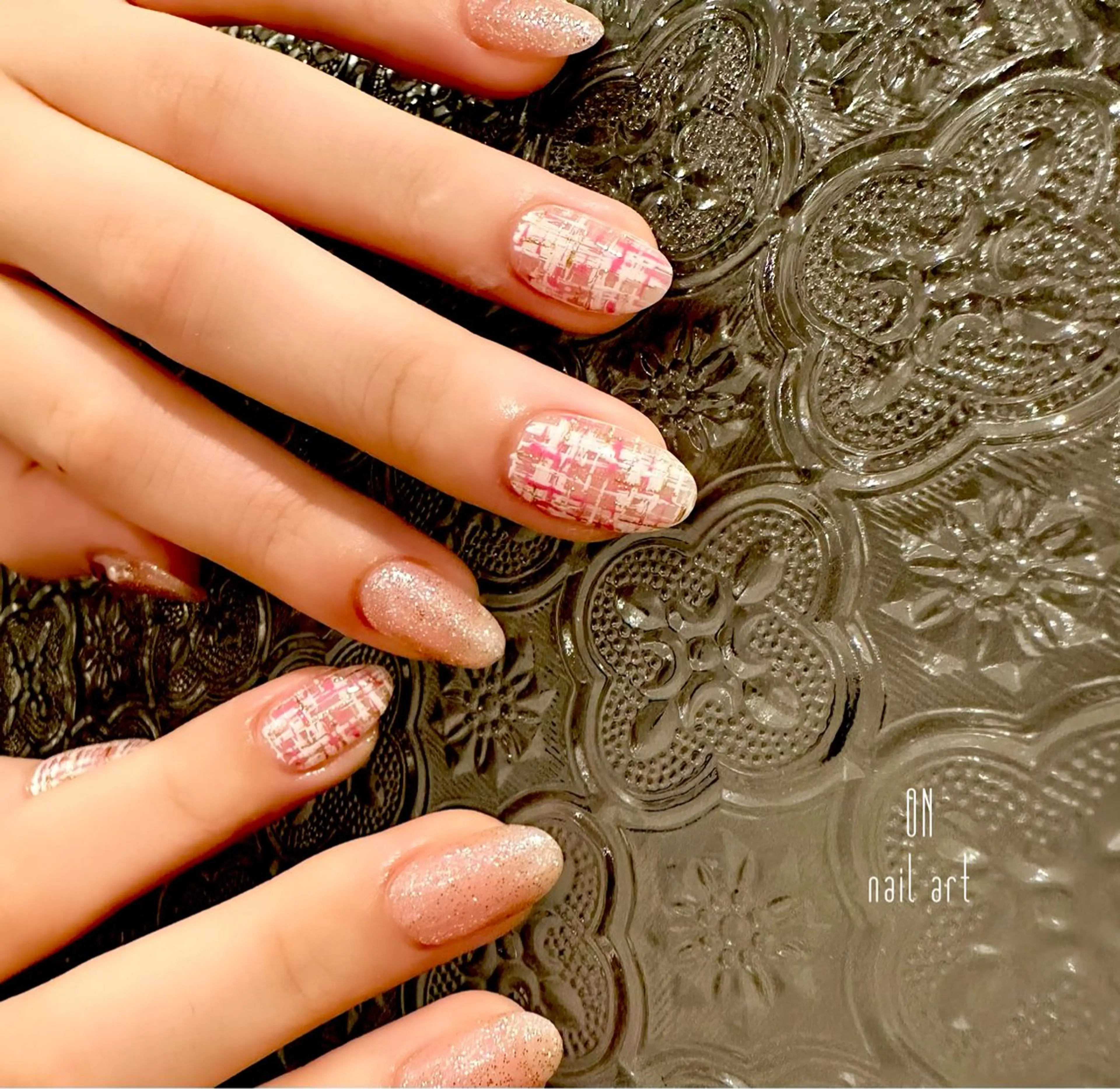 ネイル ゴールド キラキラネイル ラメ(グリッター) シルバー ツイードネイル ON nail artのネイルデザイン