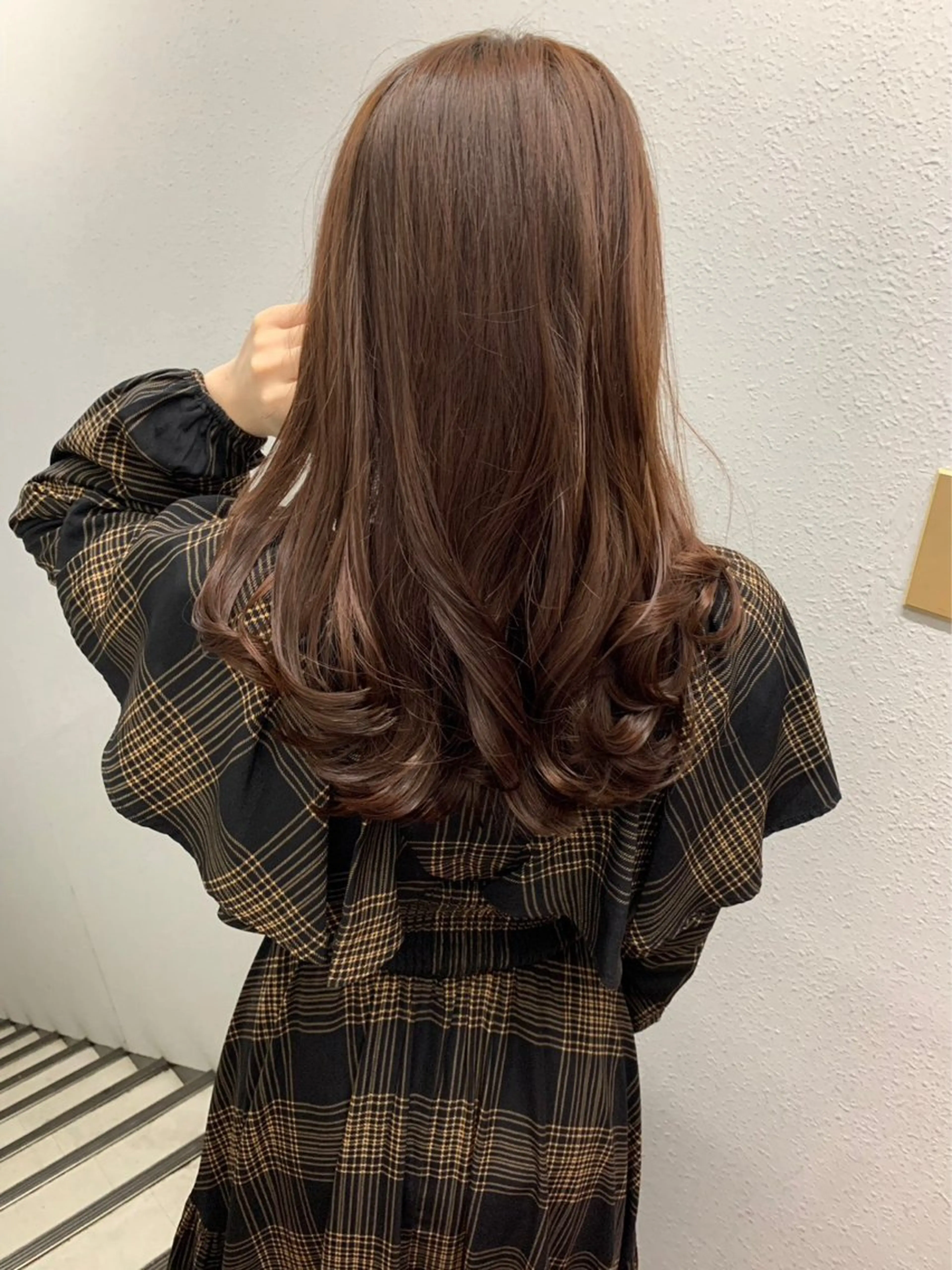 ロング メンズ ヘアカラー 艶感ミルクティー🤍 色落ち綺麗🤍ともやのヘアスタイル