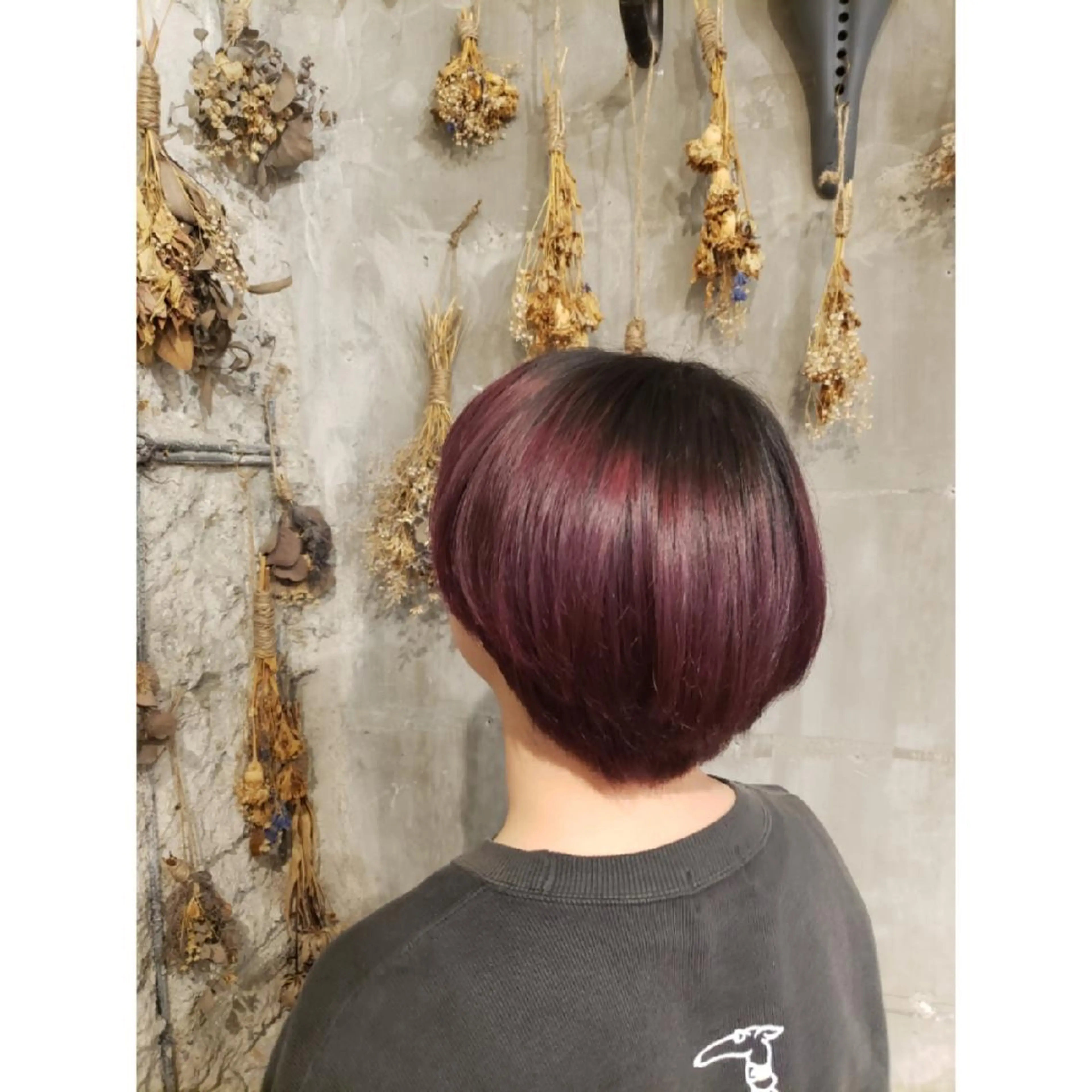 ショート カラー ブリーチ カシス 井尻 柚都歩のヘアスタイル