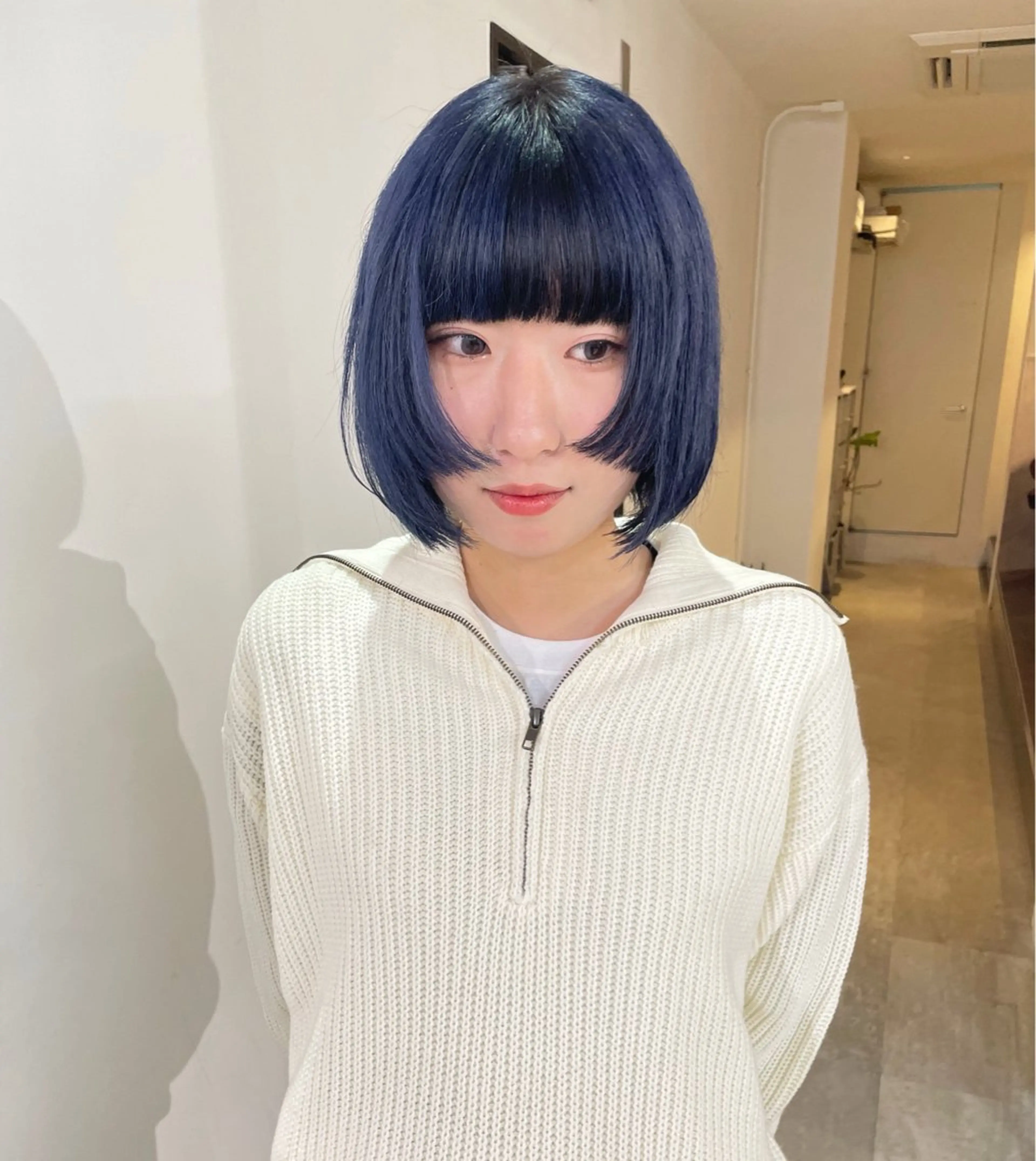 ミディアム カラー ブリーチ ブルーカラー ケアブリーチ ダブルカラー ハイトーンカラー MIU/ルーツカラー ボブ/顔周りレイヤーのヘアスタイル