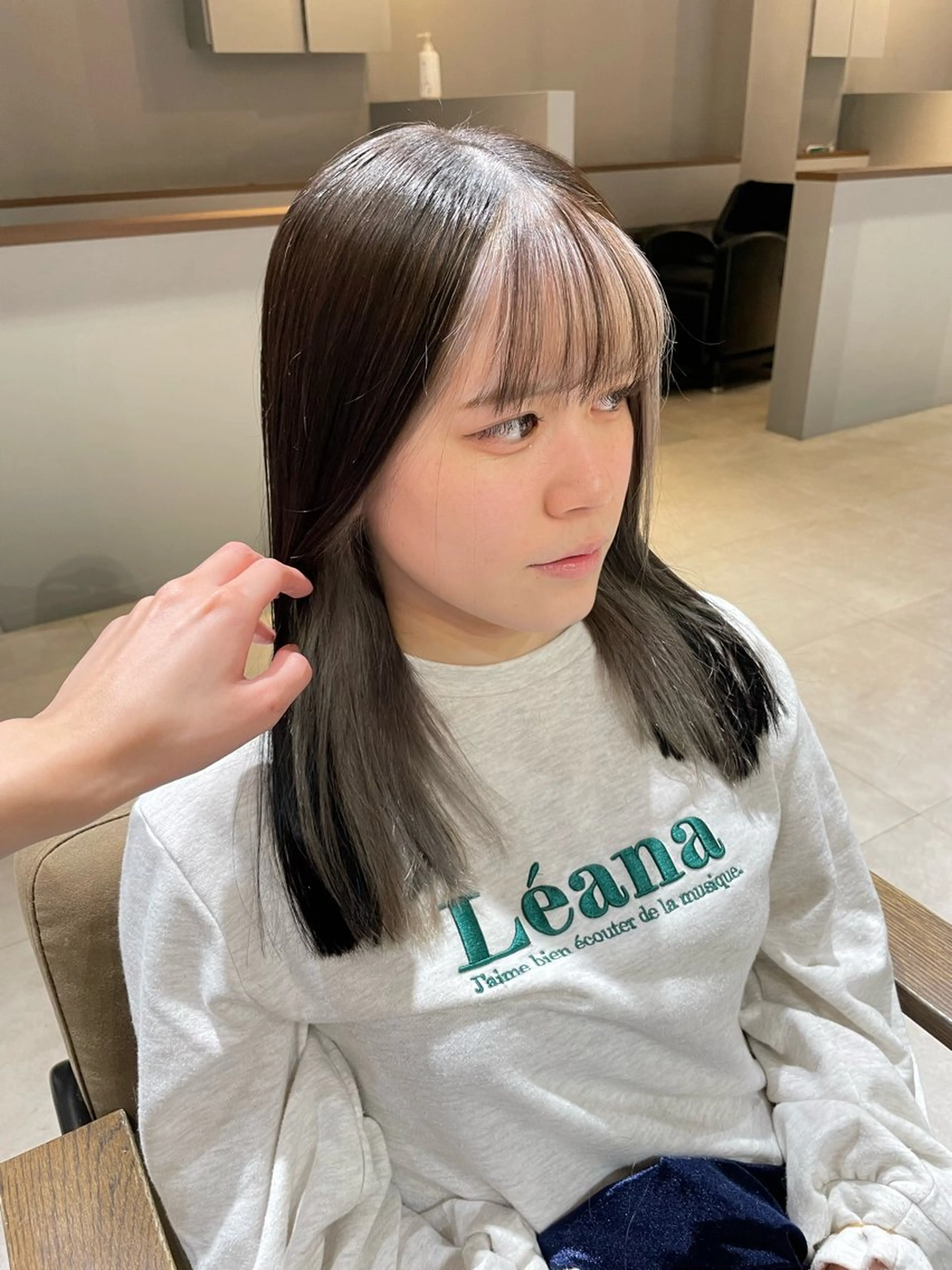 セミロング カラー 透明感カラー グレージュ インナーカラー カット ヘアカラー エマ ピボット 中川店所属・富原崇太/ 透明感カラー/韓国風のヘアスタイル