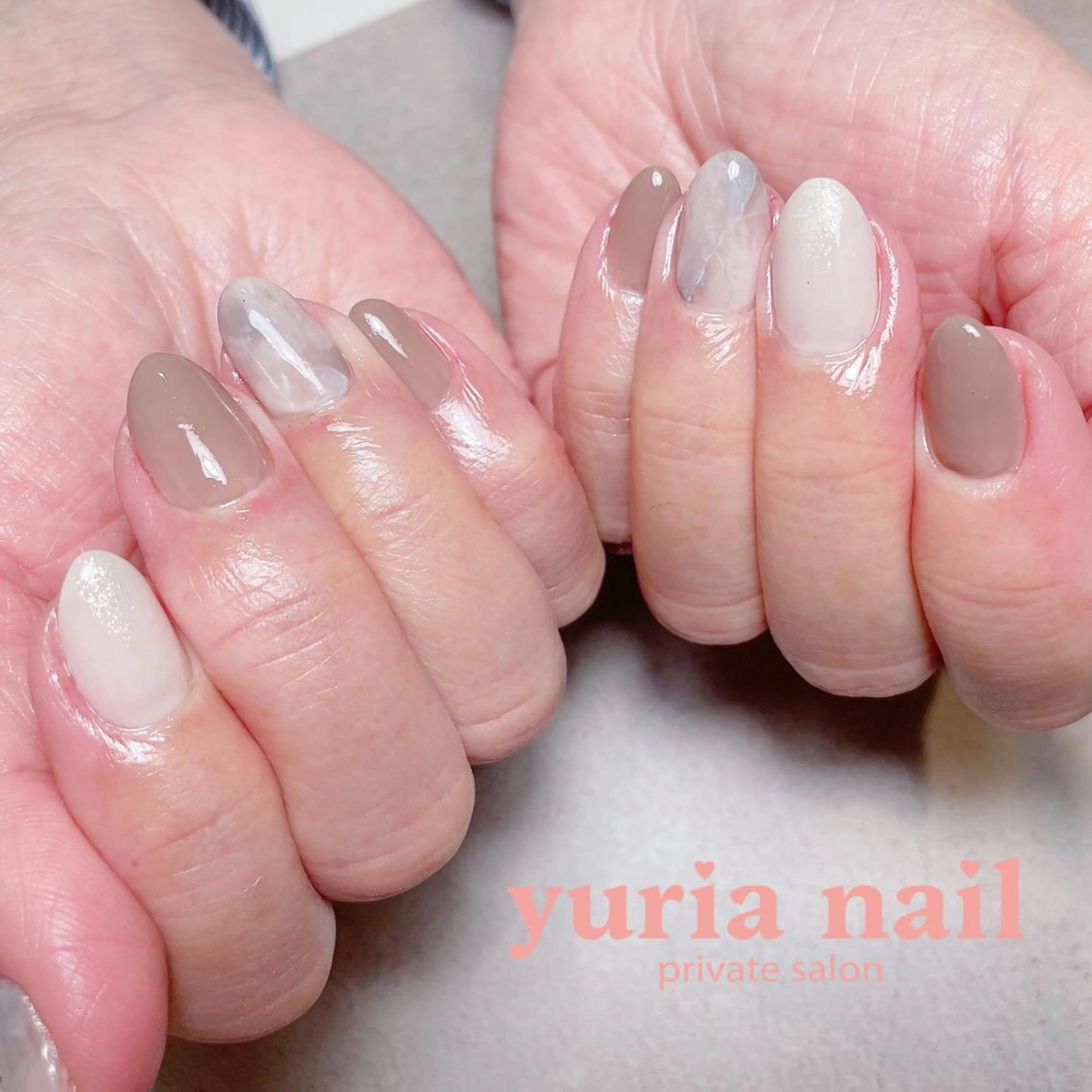 ネイル ジェルネイル 大理石ネイル(マーブル) シンプルネイル ホワイト ハンドネイル 小林 ゆりあのネイルデザイン