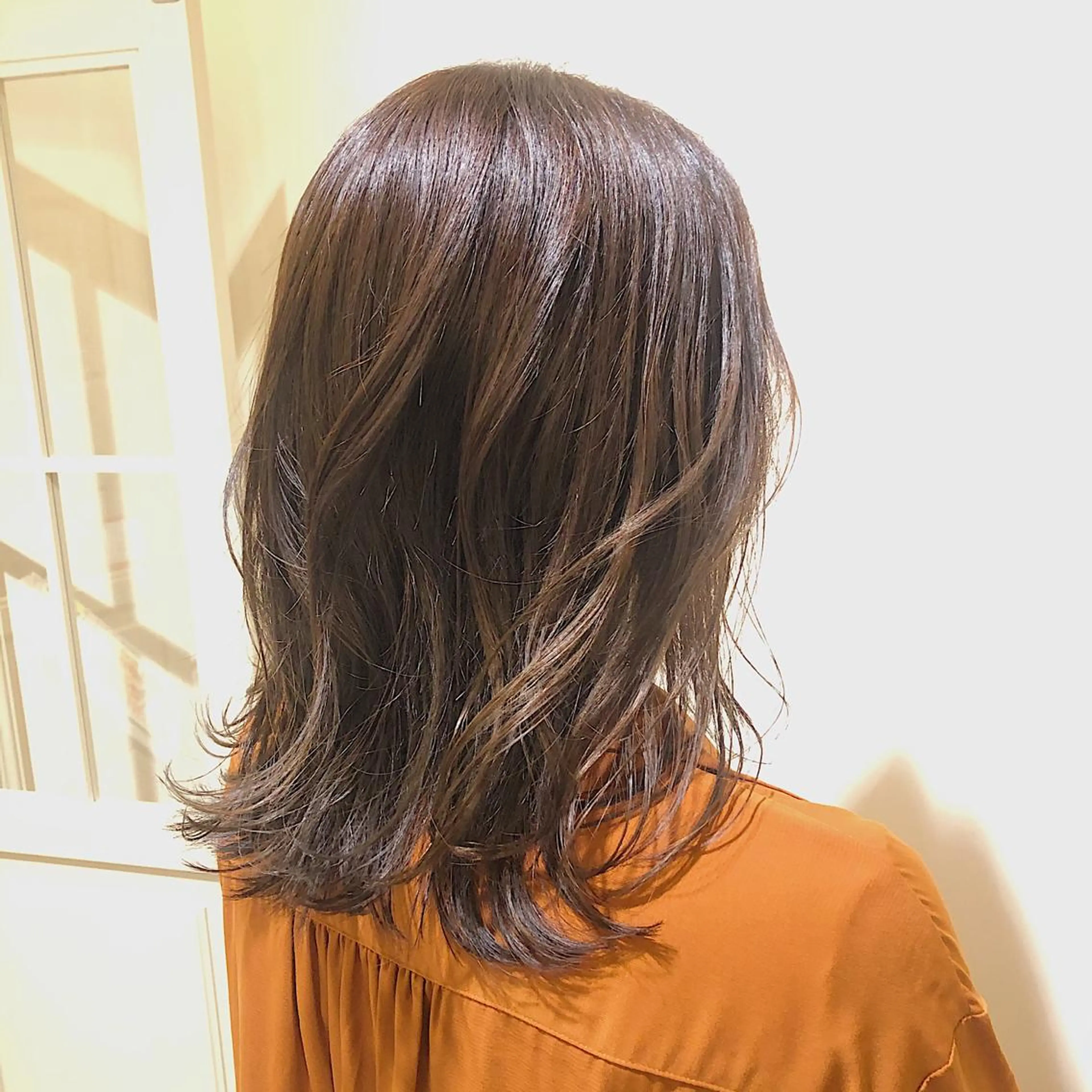 ミディアム カラー 西垣 佳苗のヘアスタイル