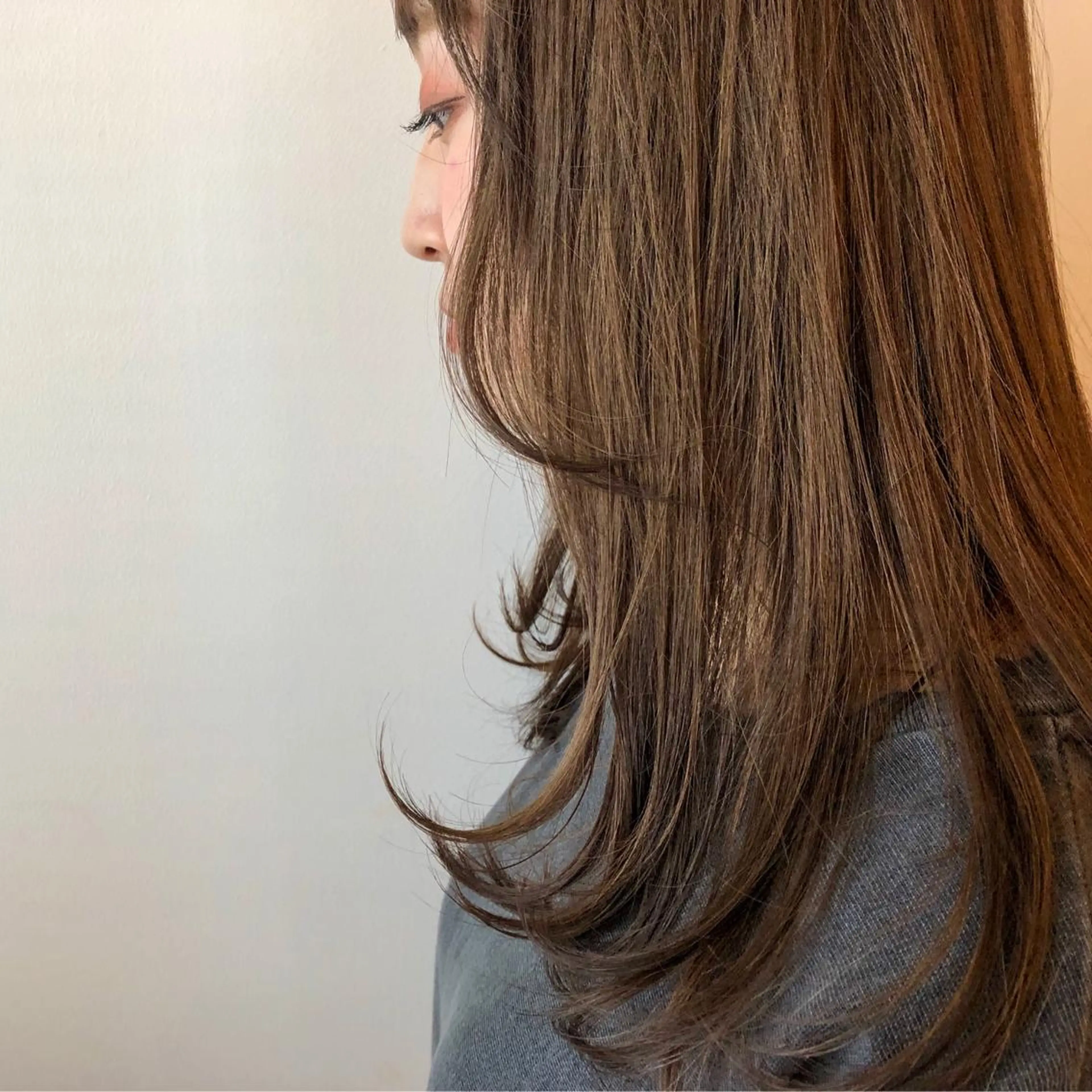セミロング カラー アッシュ ベージュカラー ブリーチ 透明感カラー 尾籠 美幸 （オゴモリ ミユキ）のヘアスタイル