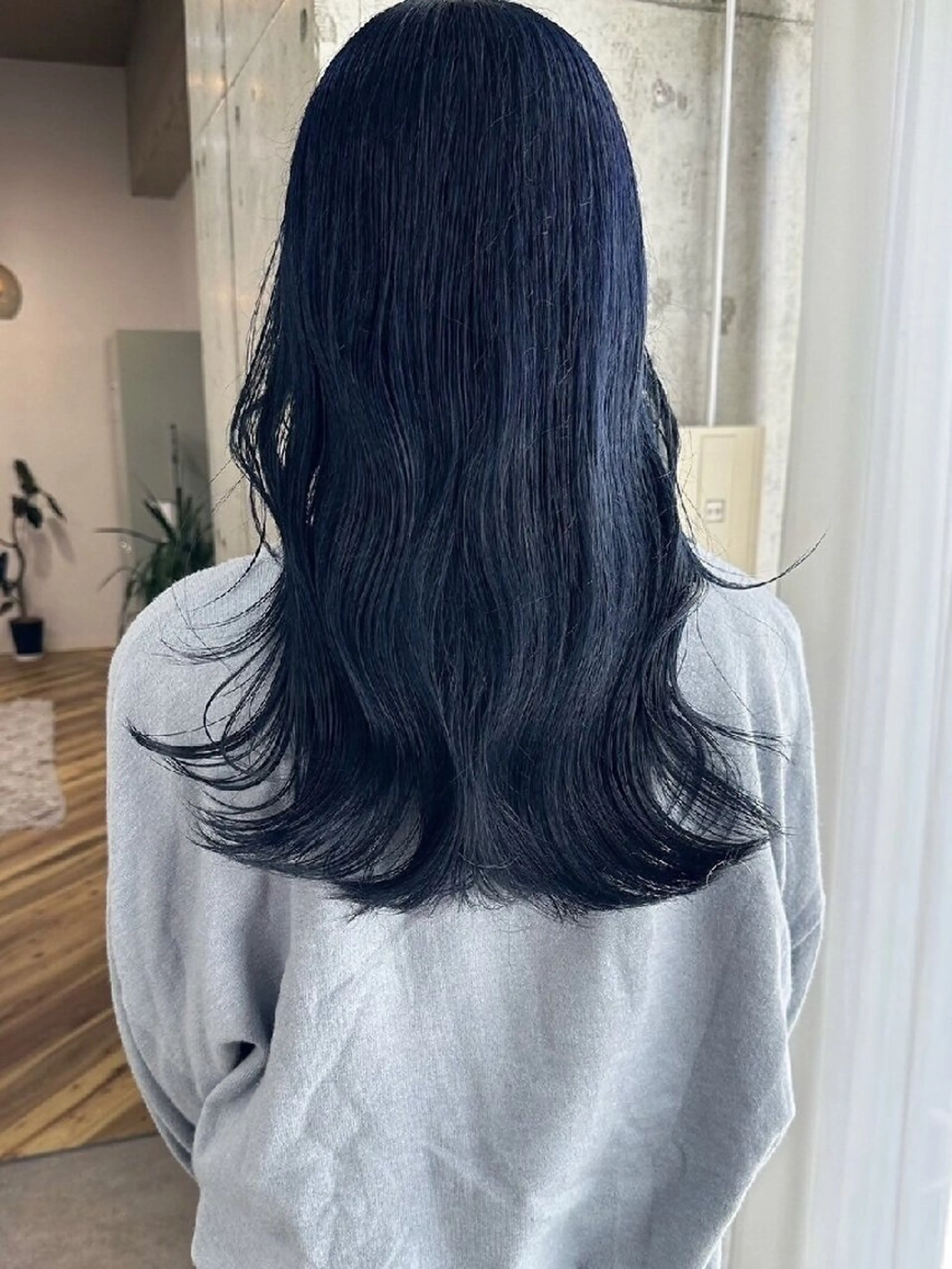 カラー ロング ブリーチ ダブルカラー グレージュ インナーカラー ネイビーカラー ヘアカラー mood 髪質改善 ダブルカラーのヘアスタイル