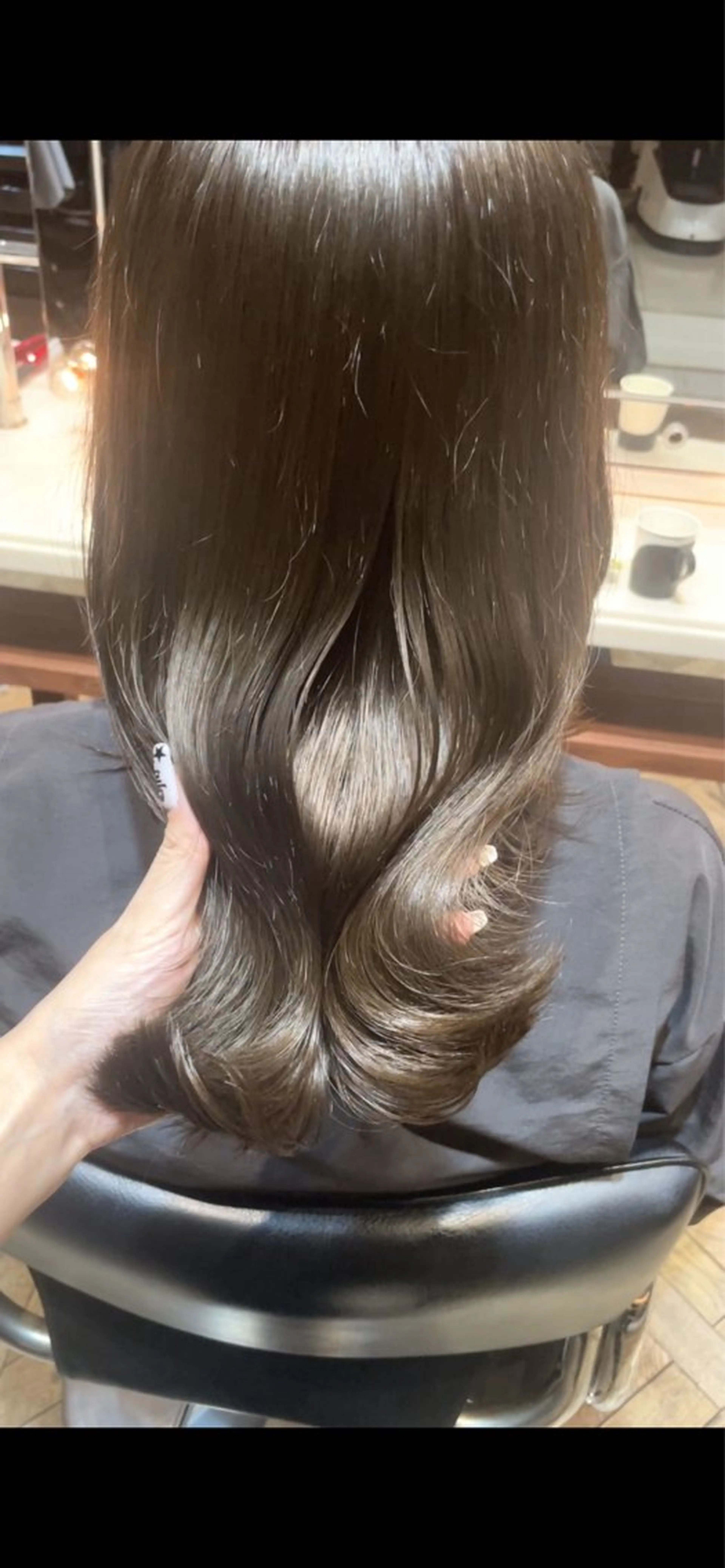 ミディアム カラー ブリーチ グレージュ ブリーチなしカラー くびれヘア カット ヘアカラー トリートメント BEBE所属・ブリーチなし 透明感カラーKANAのヘアスタイル