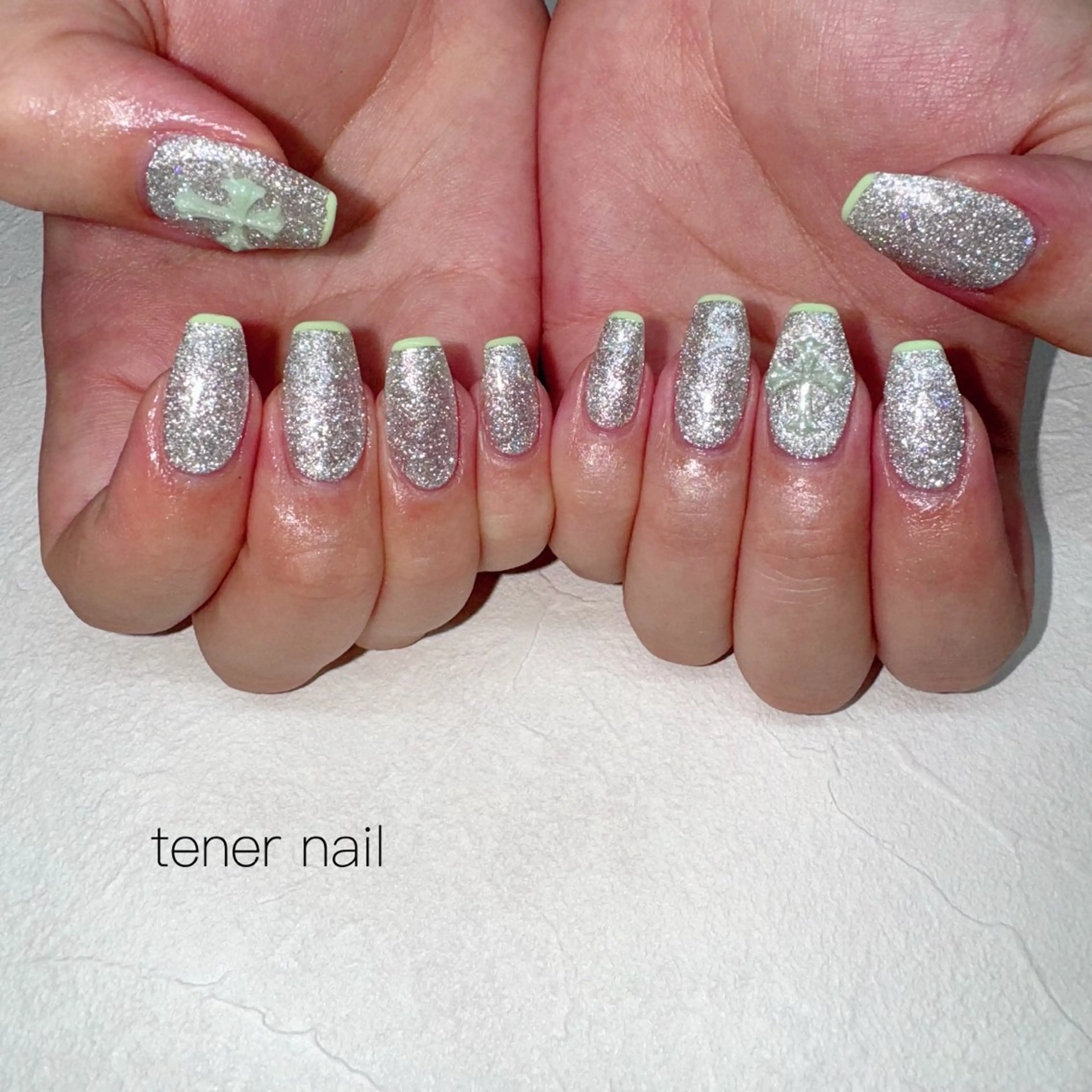 ネイル フラッシュネイル フレンチネイル ラメ(グリッター) ハンドネイル tener  nail  テネルネイル所属・テネルネイル tener nailのネイルデザイン