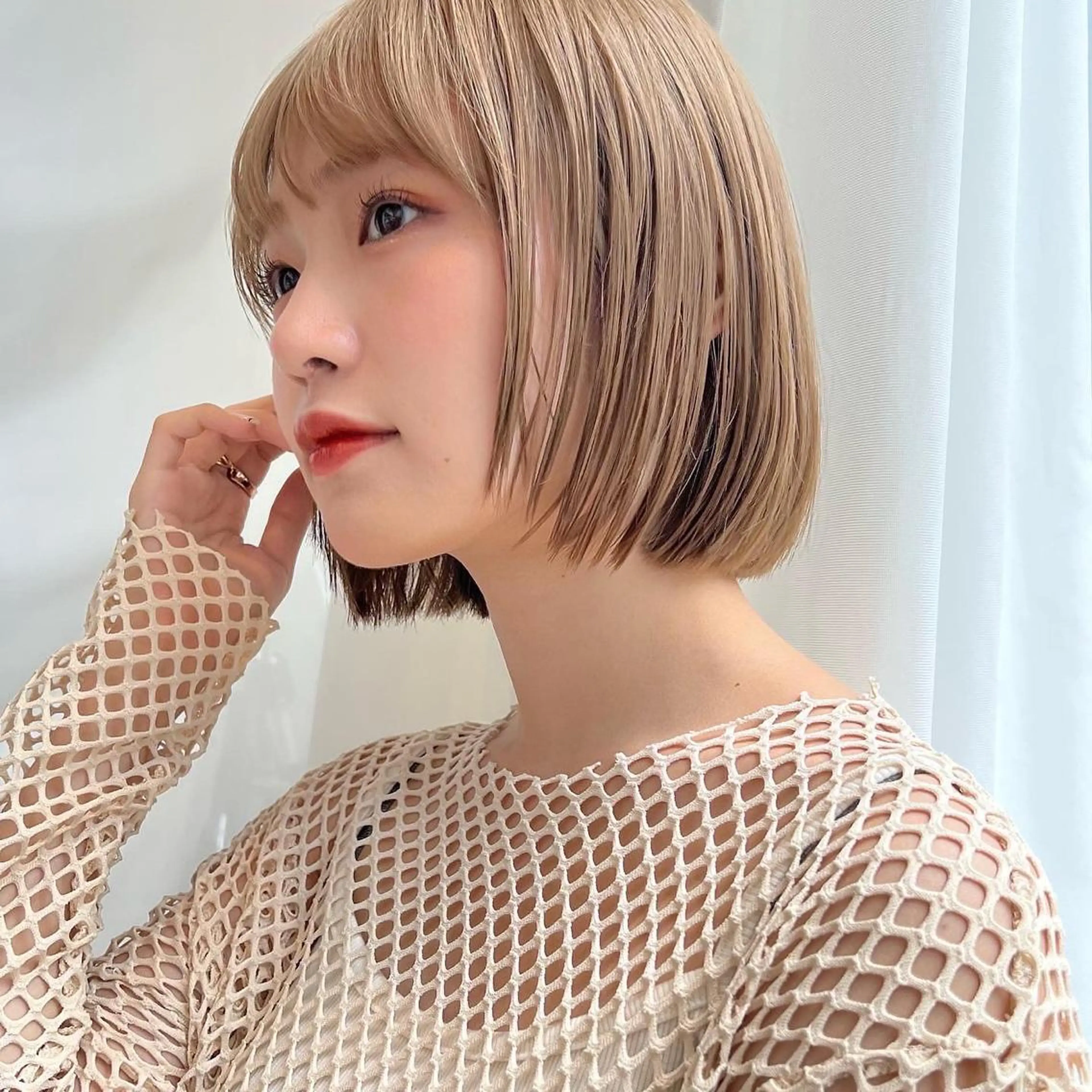 ショート カラー 切りっぱなしボブ 前下がりボブ ベージュカラー ブリーチ グレージュ カット ヘアカラー トリートメント ニュアンスレイヤー ハイトーンカラーのヘアスタイル