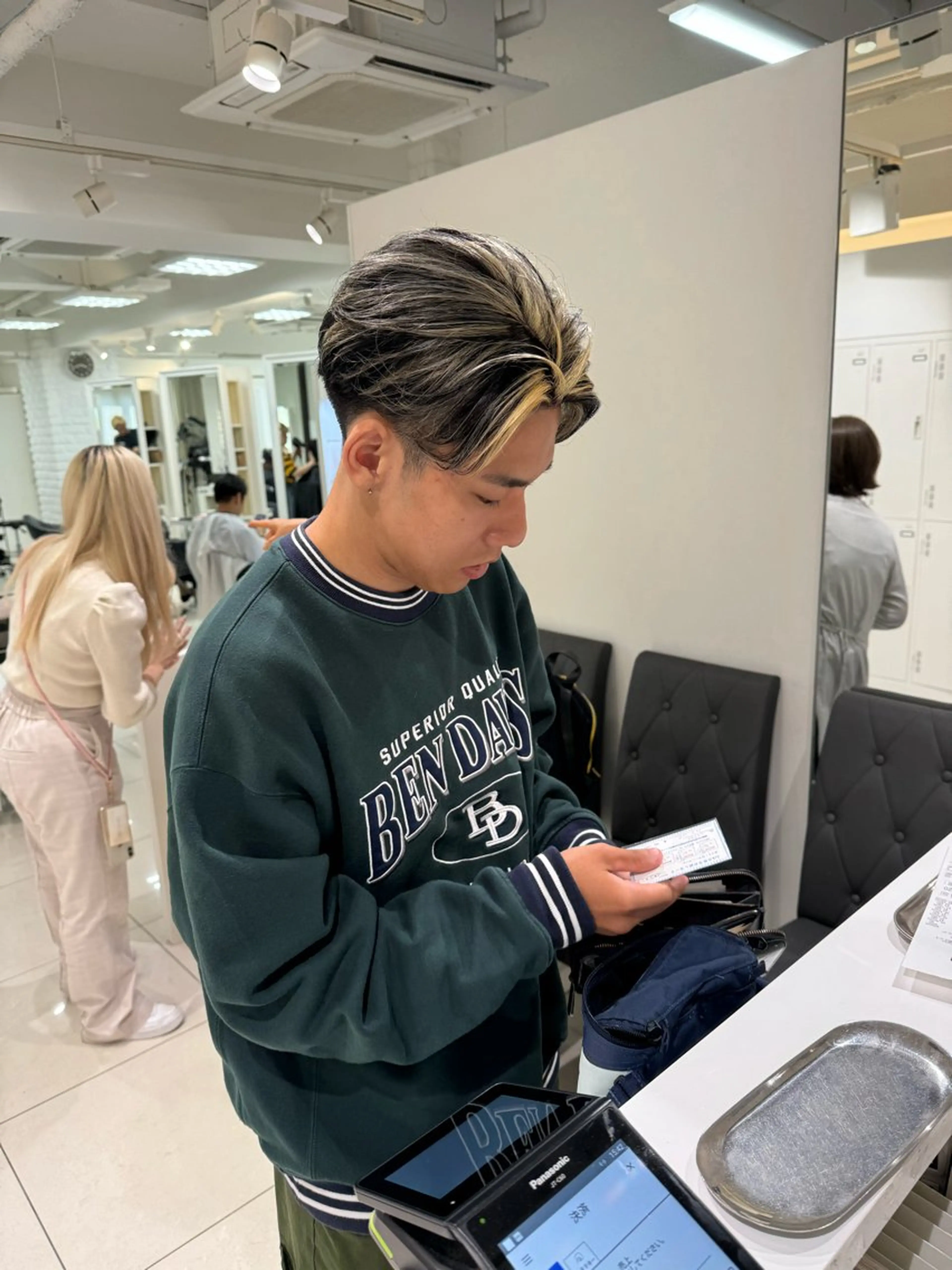 ショート カラー メンズ メンズブリーチ メンズハイライト ミストバング ブリーチ 抜きっぱなしブロンド カット ヘアカラー トリートメント 【デザインカラー】 粥川佳日望のヘアスタイル