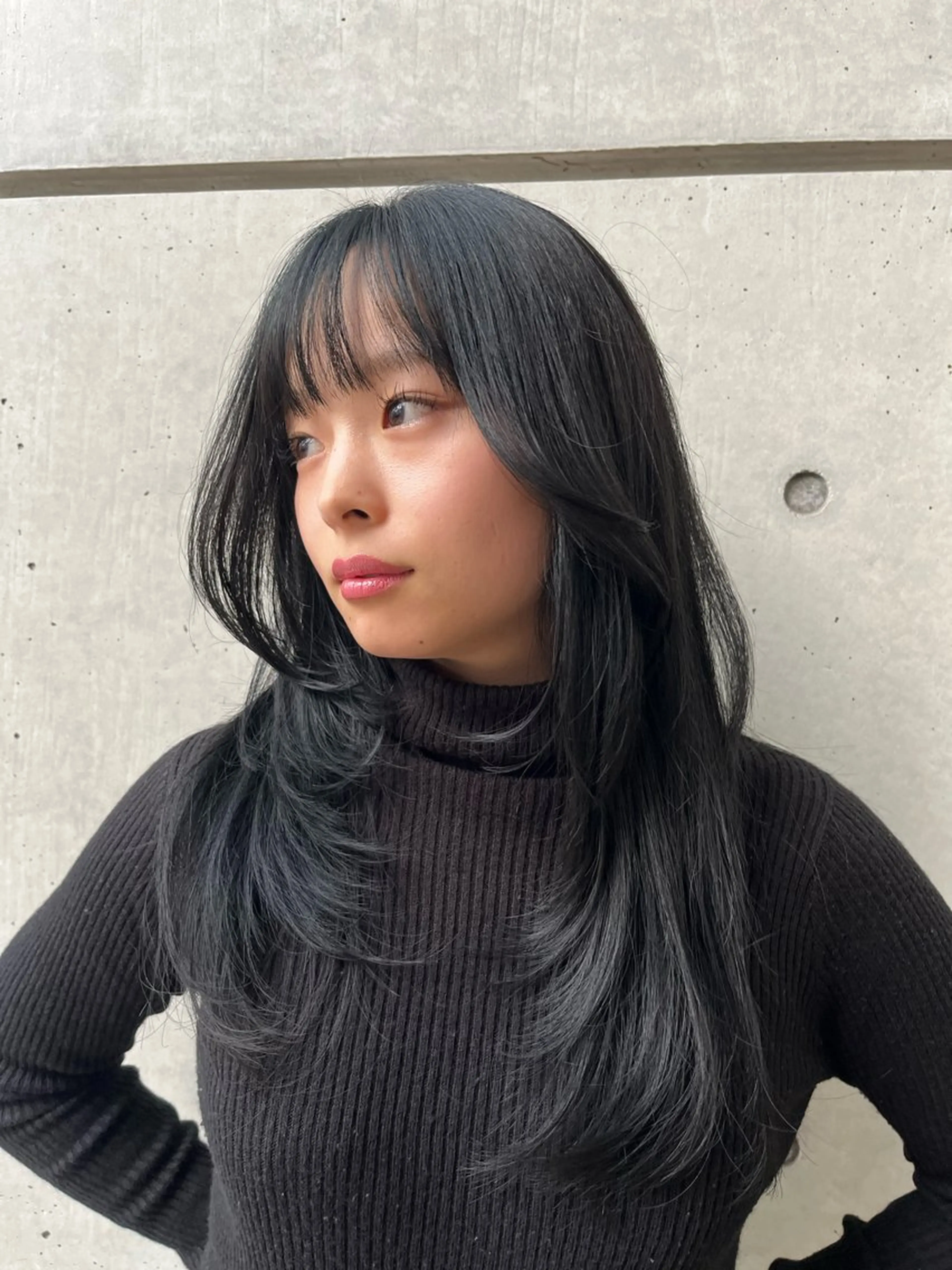 ロング カラー 黒髪 ブルーカラー ブルーブラック ヘアカラー 透明感カラー人気 ナンバーワンMIYUのエステ・リラクイメージ