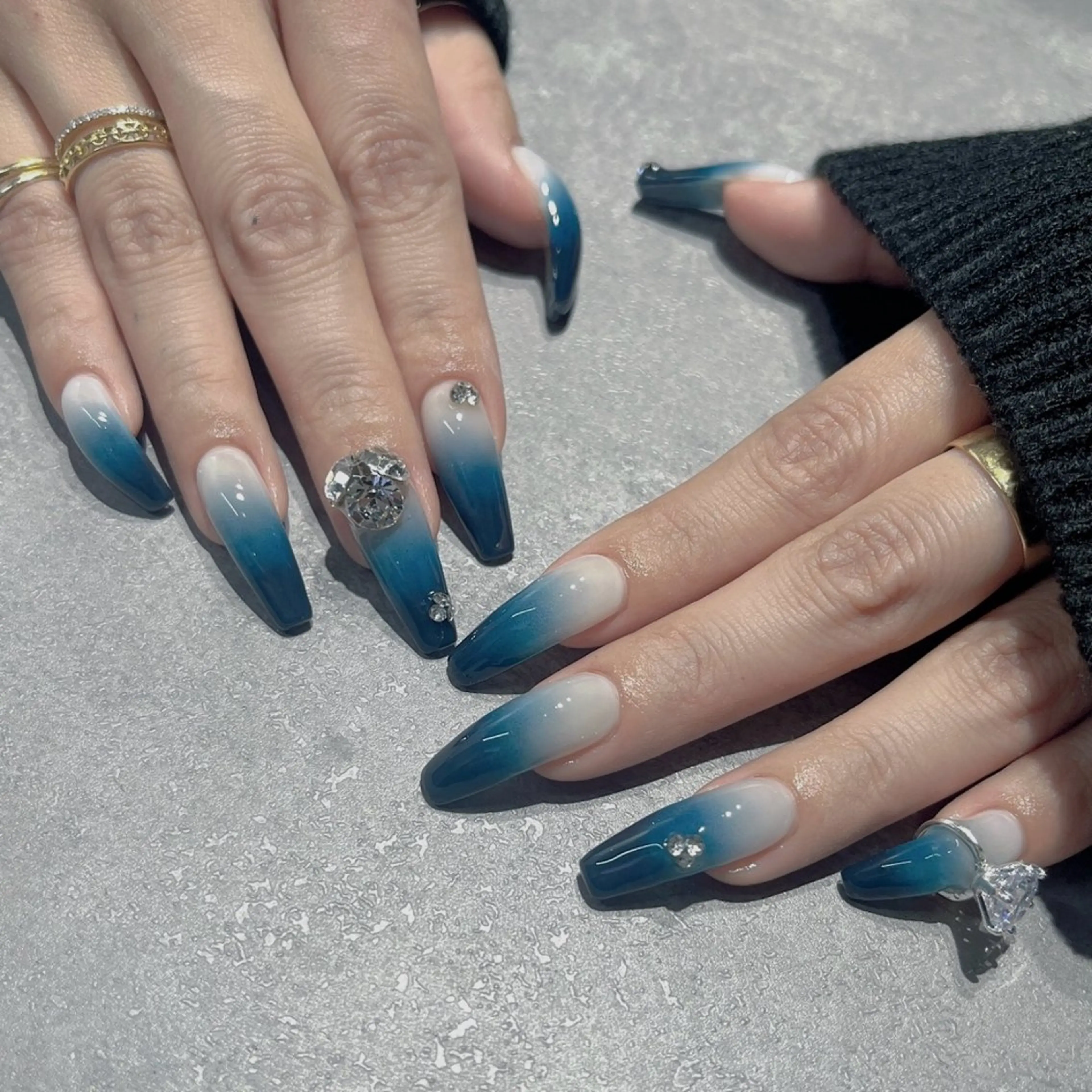 ネイル フットネイル フレンチネイル ジェルネイル ラメ(グリッター) ラメグラデーション ハンドネイル NEO Beauty Salon所属・𝐍𝐄𝐎 𝐉𝐔𝐑𝐈のネイルデザイン