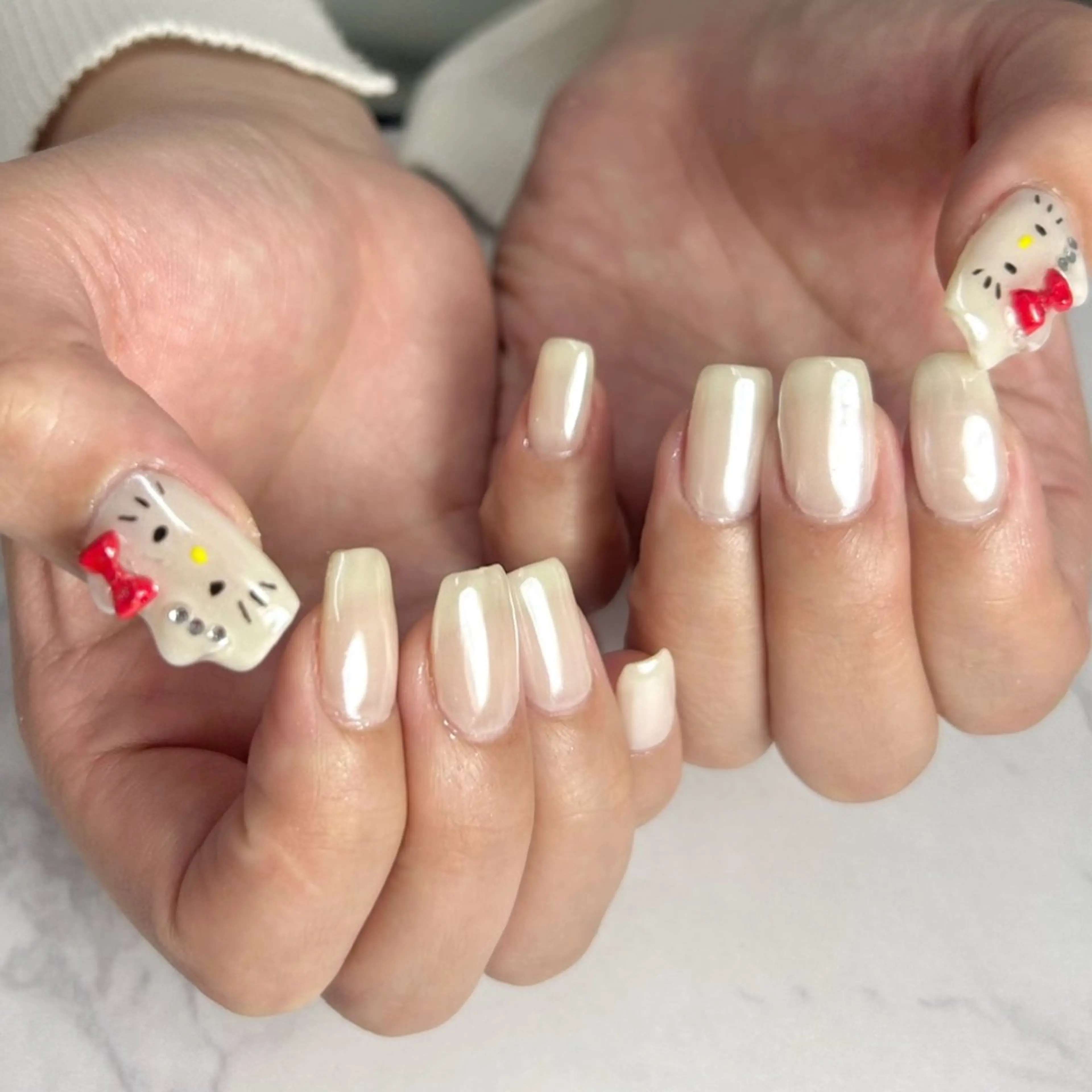 ネイル ミラーネイル ホワイト nailmum jijiのネイルデザイン