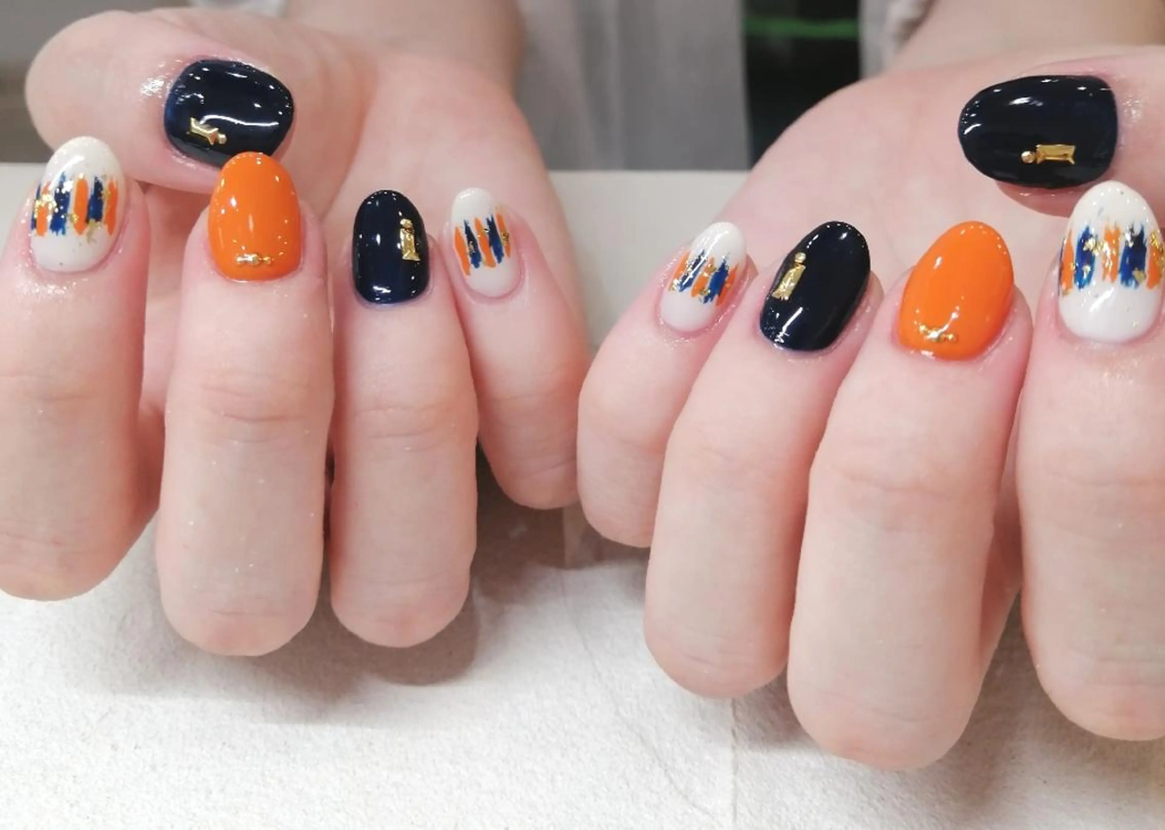 ネイル ネイビー オレンジ I.プライベートネイルサロン所属・I.プライベート ネイルサロンの眉毛・アイブロウイメージ