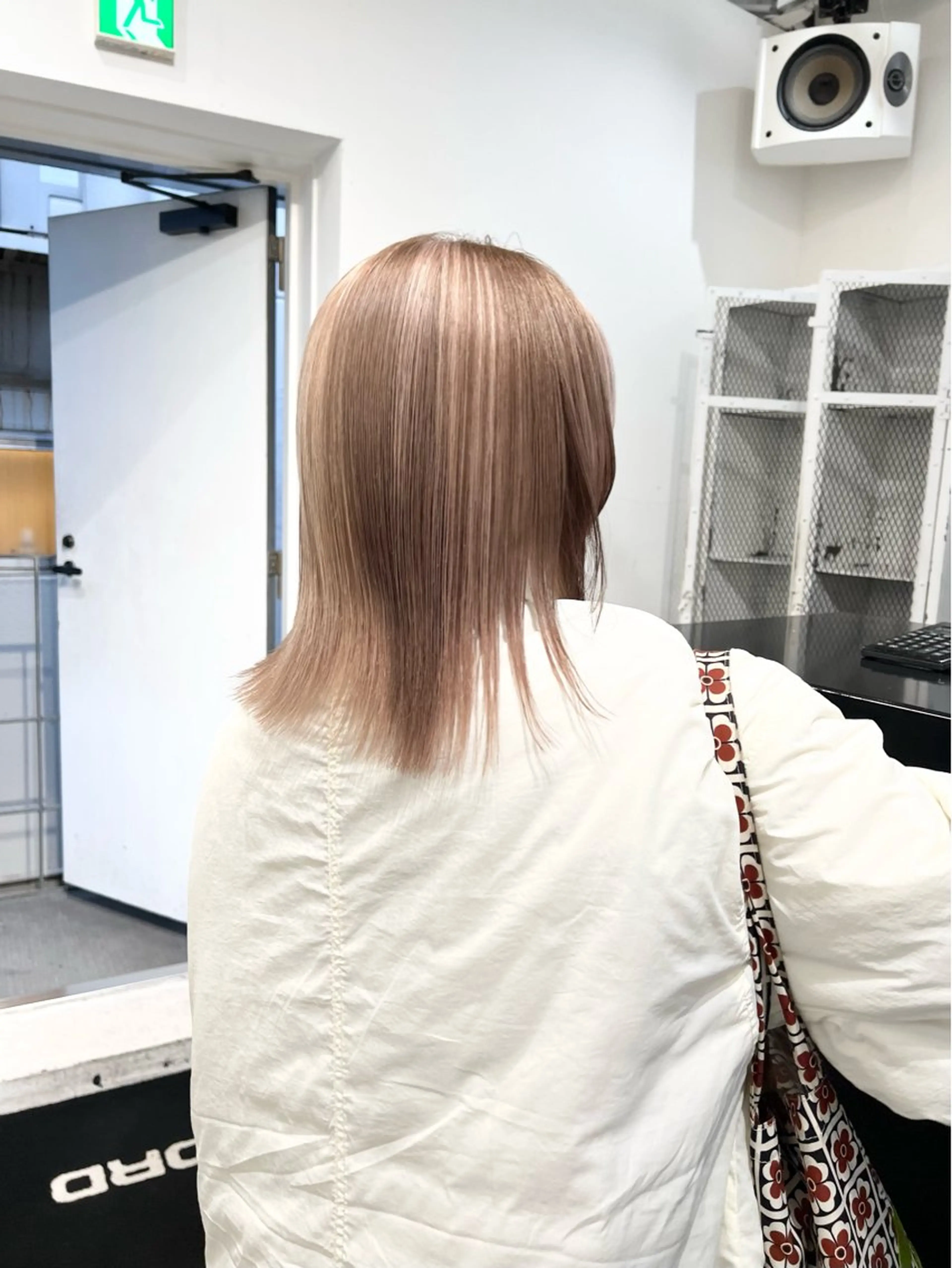 ミディアム カラー アッシュ ベージュカラー ブリーチ ケアブリーチ デザインカラー ヘアカラー トリートメント HARU//原宿🤍 リピート率NO.1のヘアスタイル