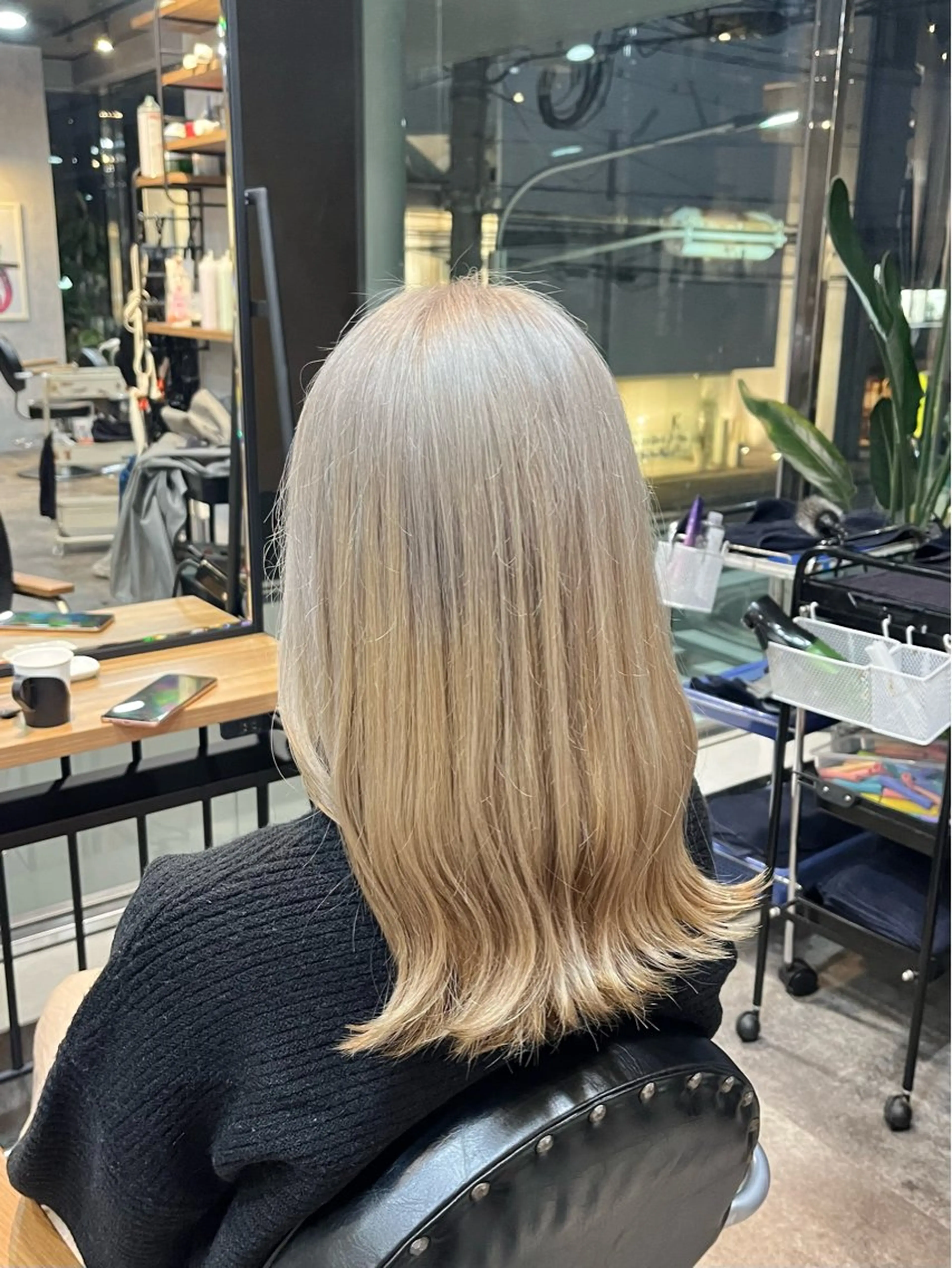 セミロング カラー ベージュカラー ブリーチ ミルクティーベージュ ホワイトベージュ 梅原 あやりのヘアスタイル