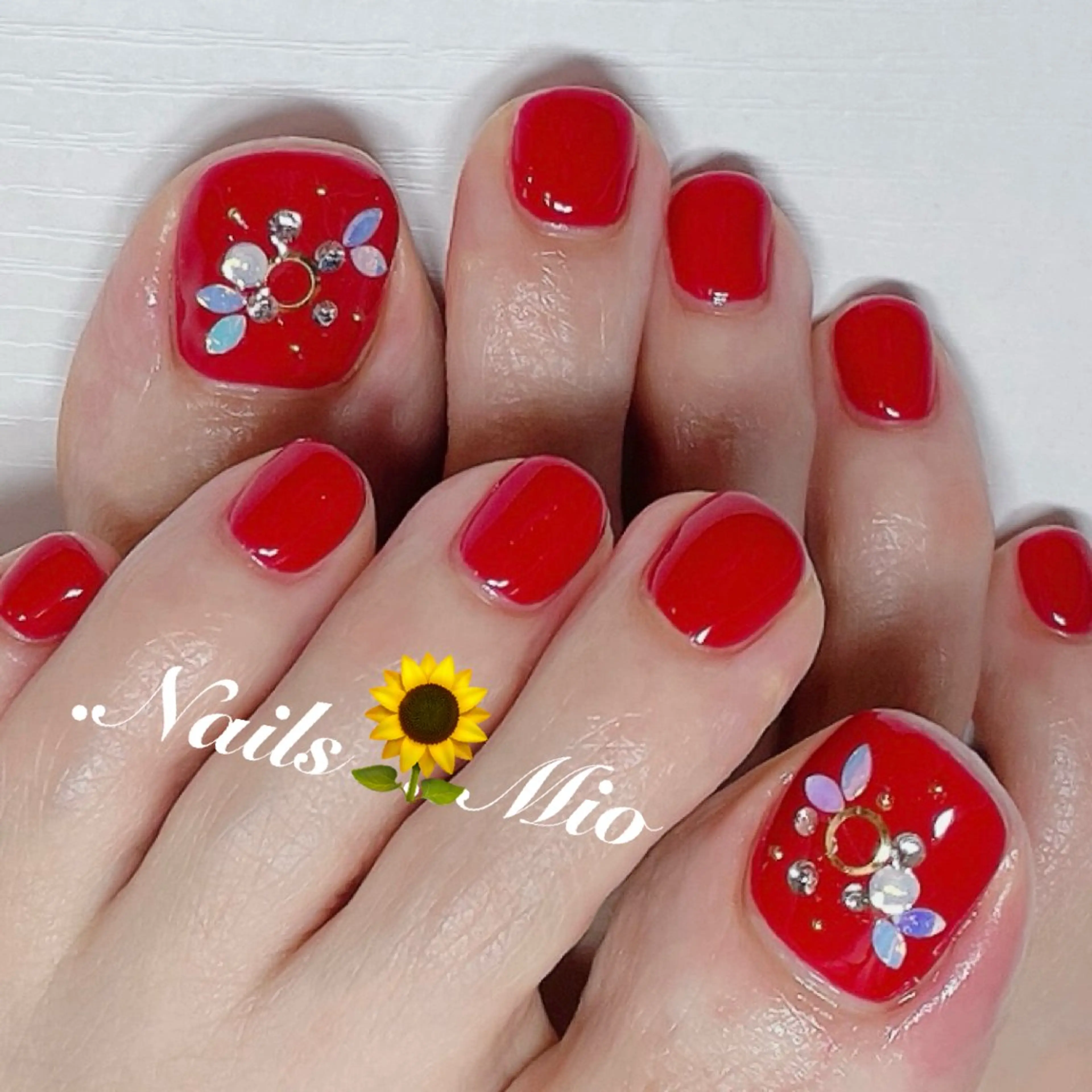 ネイル アートネイル フットネイル ジェルネイル ワンカラーネイル 赤色 .Nails Mio 赤羽西ネイルサロンのネイルデザイン