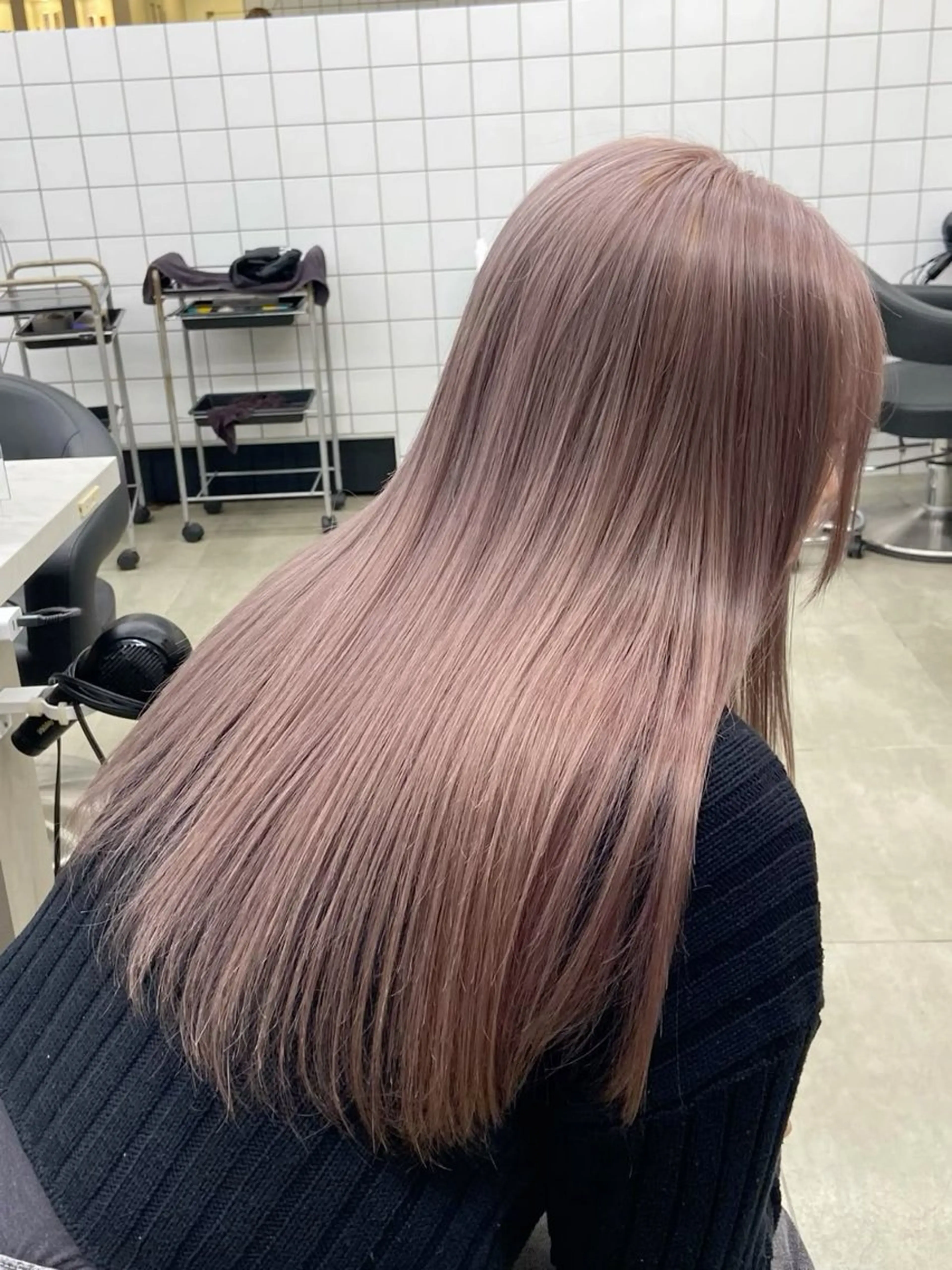 ミディアム カラー ヘアアレンジ ベージュカラー 透明感カラー ハイトーンカラー ミルクティーベージュ ピンクカラー ヘアカラー トリートメント ヘアセット 🩵ダメージレス艶感 ハイトーン🩷のヘアスタイル