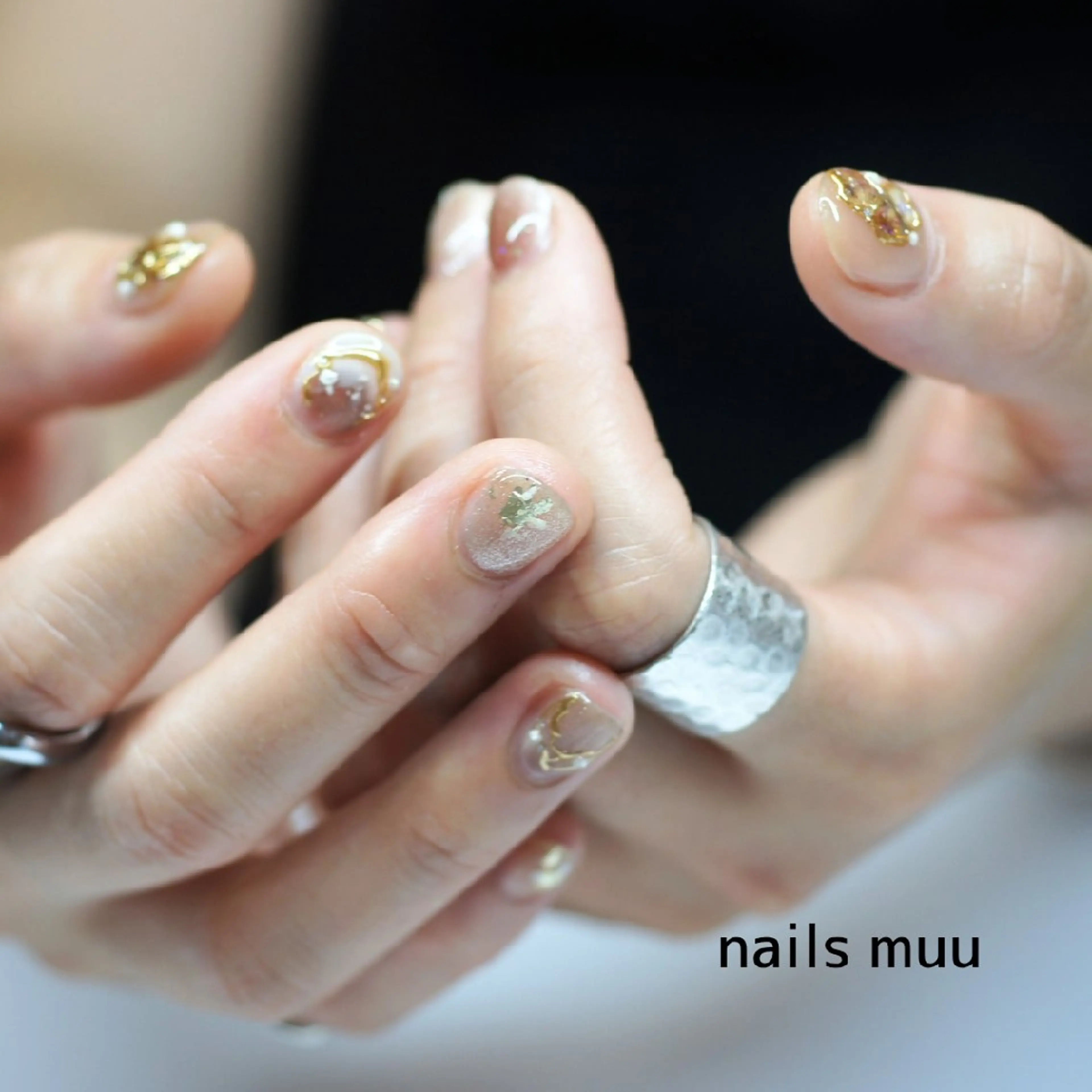 ネイル ブラウン キラキラネイル マグネットネイル オフィスネイル ストーンネイル ハンドネイル nails muu まゆのネイルデザイン