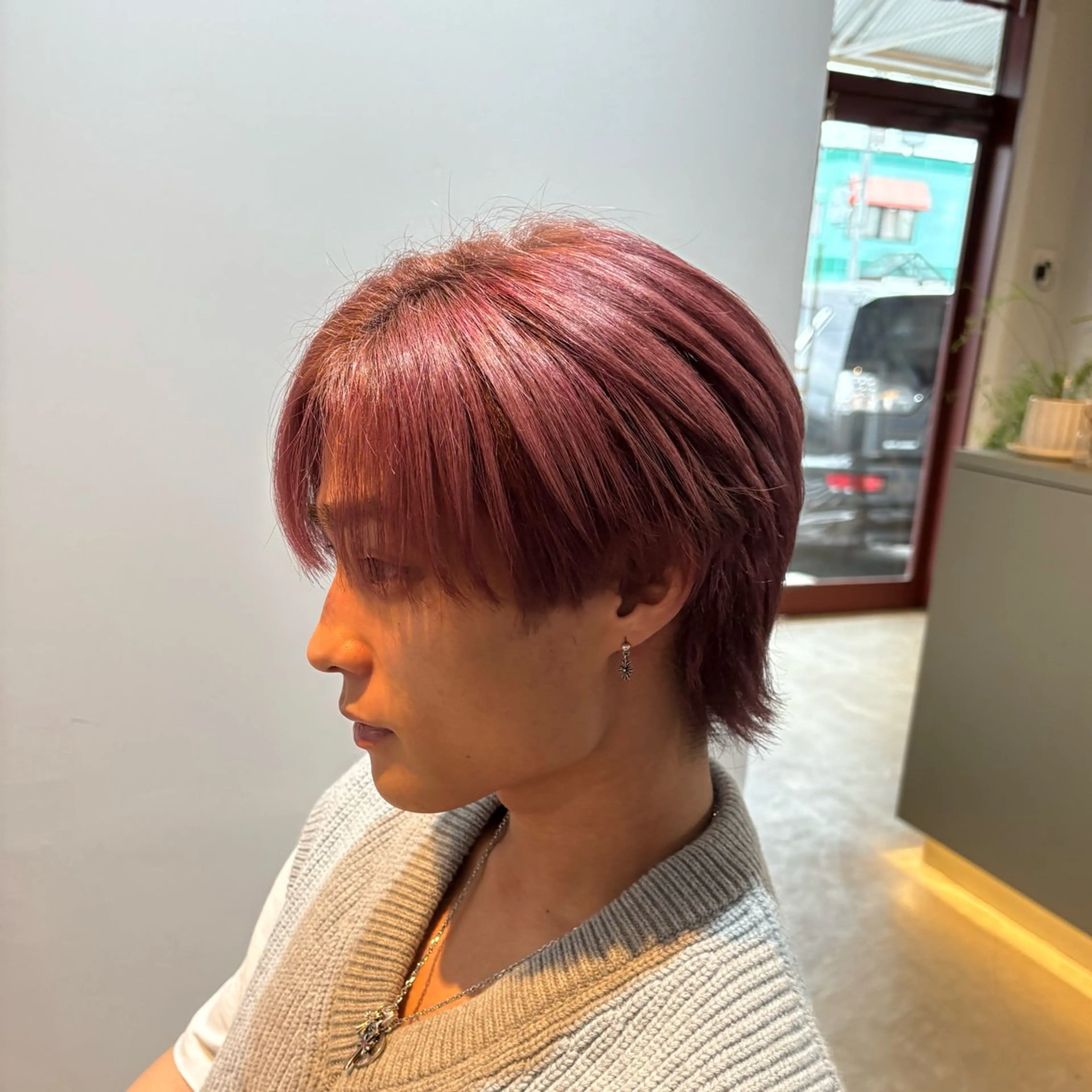 カラー メンズ メンズウルフカット ベージュカラー ピンクカラー ピンクベージュ ウルフカット GISELA サリナのヘアスタイル