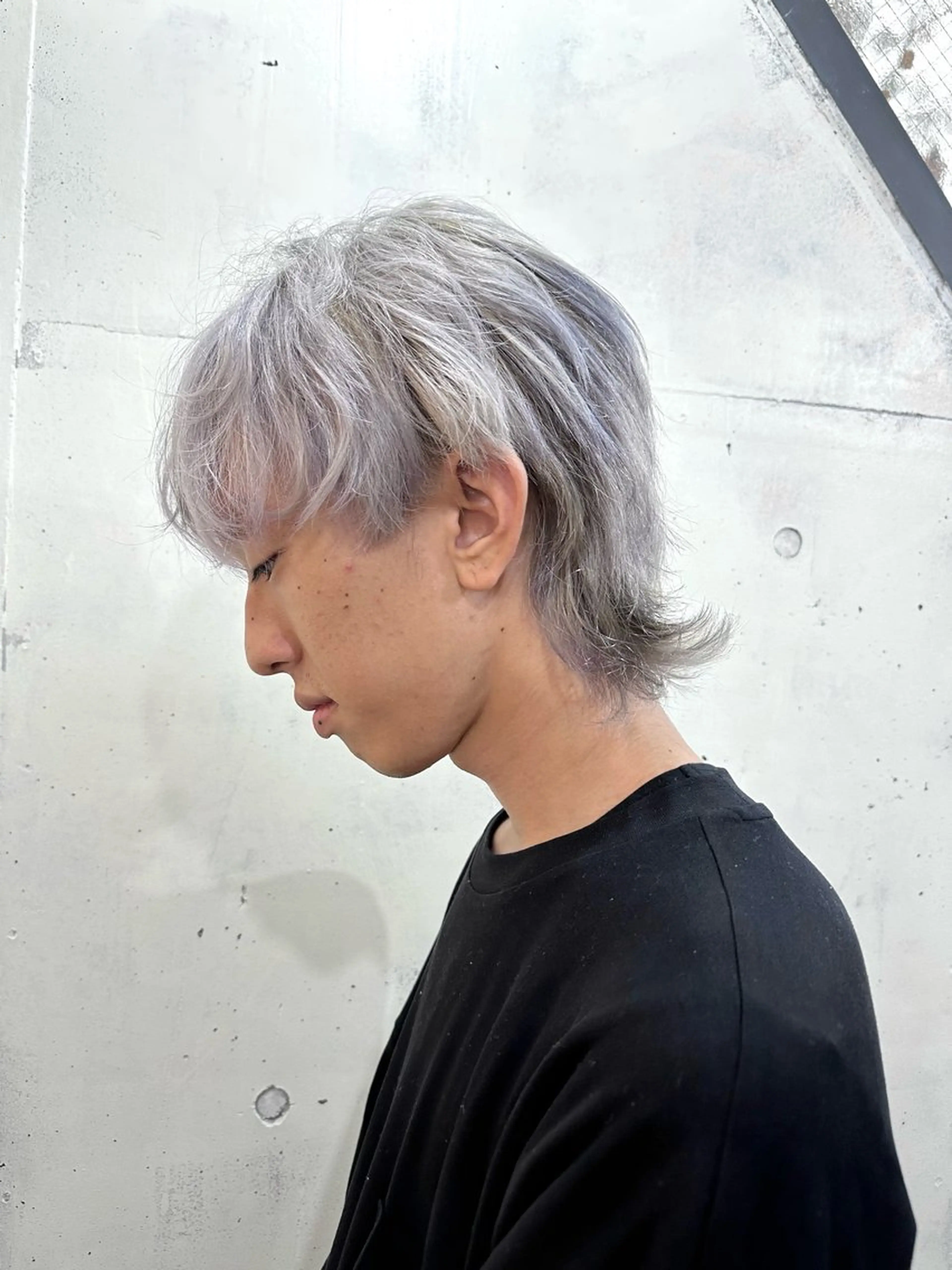 ミディアム カラー メンズ メンズブリーチ メンズウルフカット ブリーチ シルバー ホワイトシルバー corona hairdesign KAZUE MAEDA所属・マエダ　カズエ🫶 coronahairのヘアスタイル