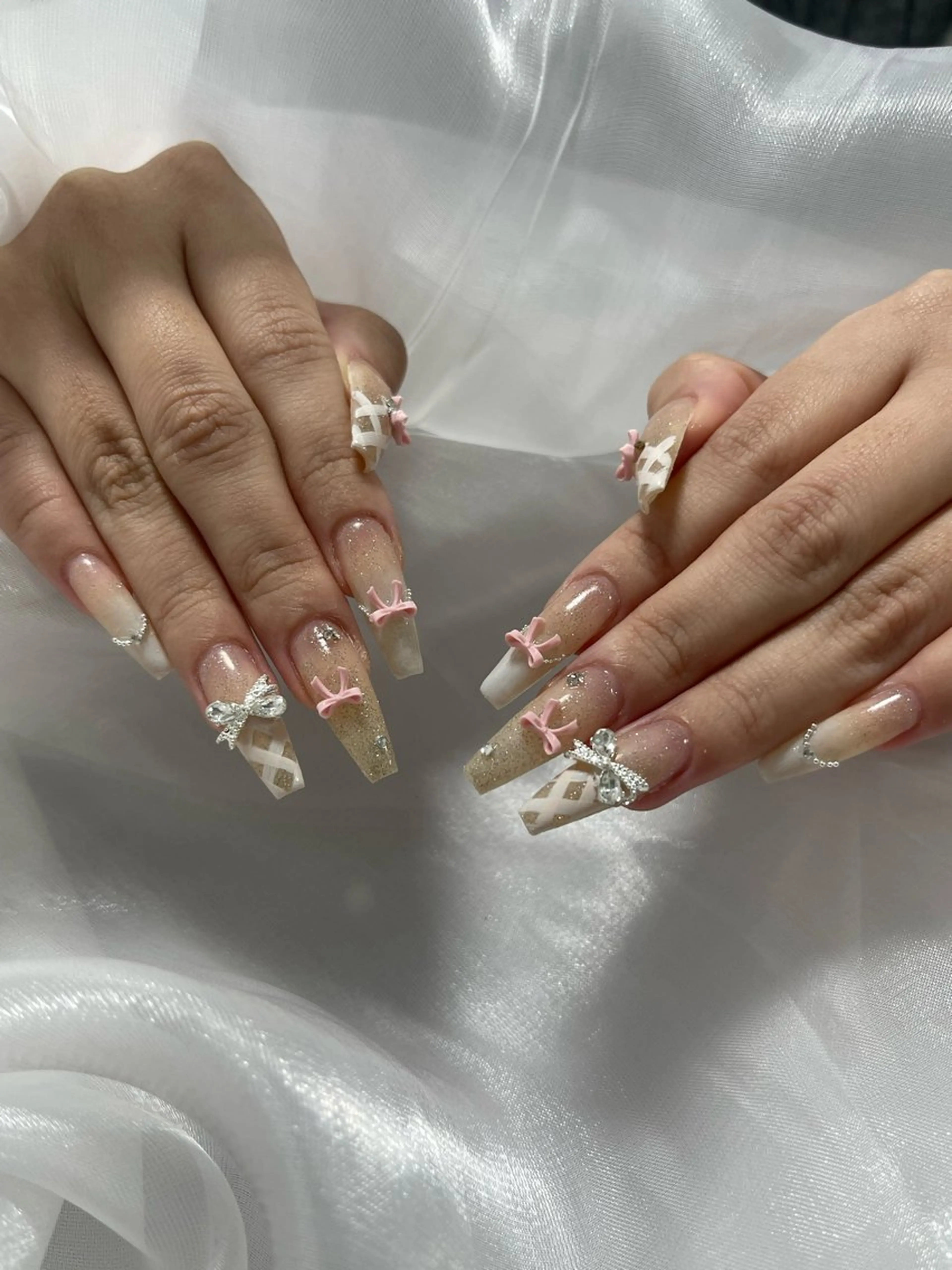 ネイル オーロラネイル クリアネイル フラッシュネイル ジェルネイル グラデーション ハンドネイル Amee Nailsalonのネイルデザイン