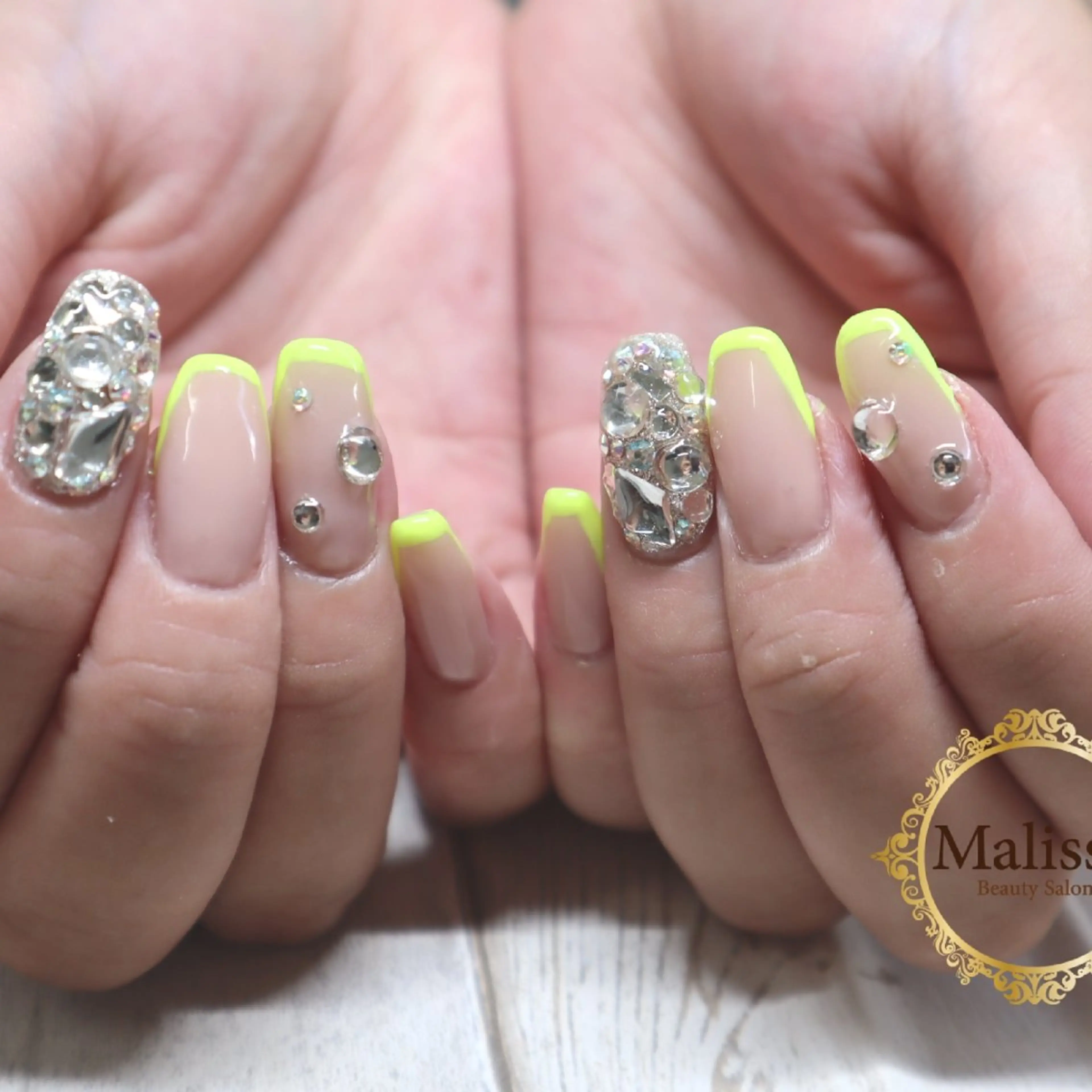 ネイル フレンチネイル ストーンネイル Beauty Salon Malissa所属・Malissa　 スカルプ&深爪歓迎◎のネイルデザイン