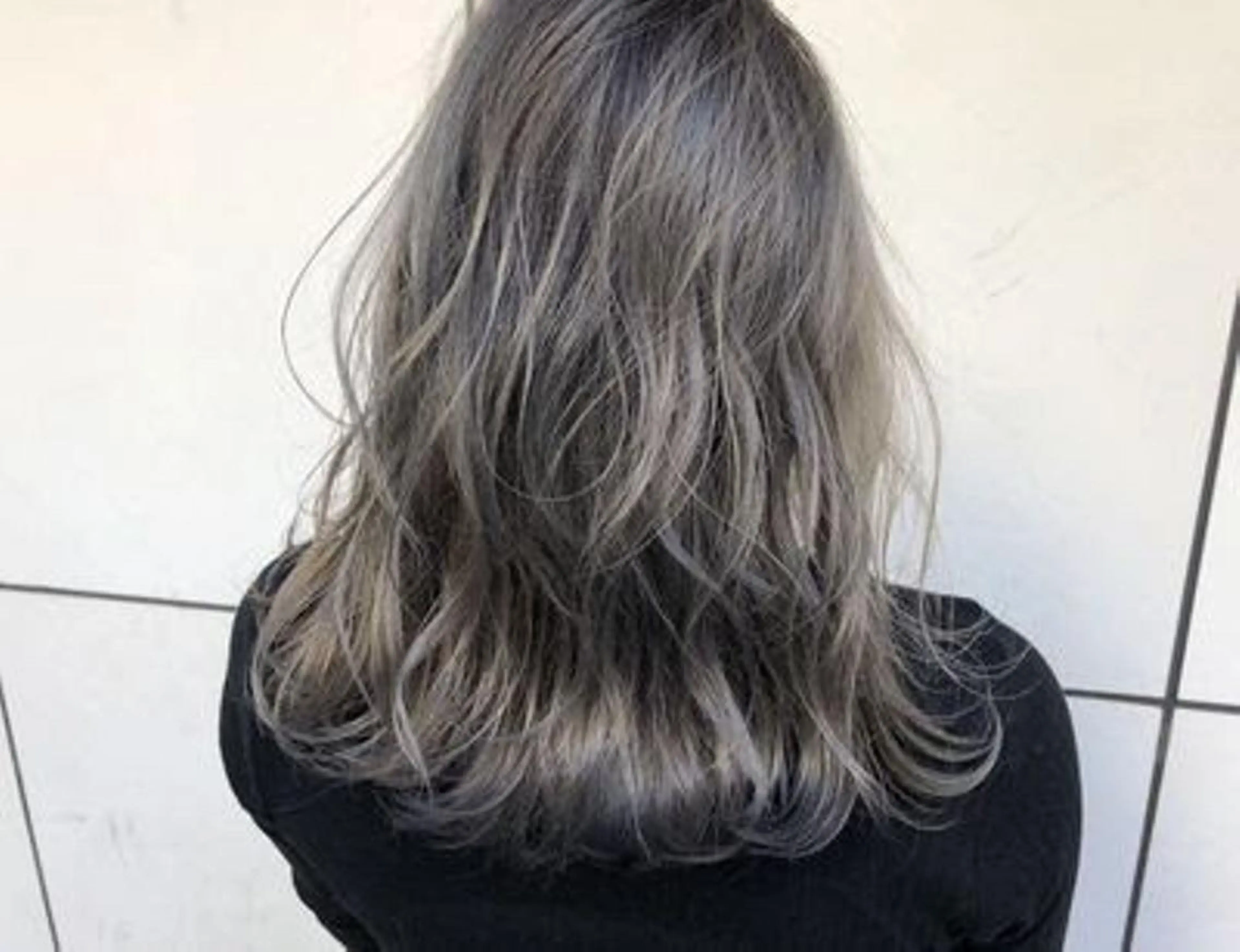 ミディアム カラー バレイヤージュ ブリーチ イルミナカラー シルバー レイヤーカット ヘアカラー トリートメント 海外ヘア/ 長谷川　裕起のヘアスタイル