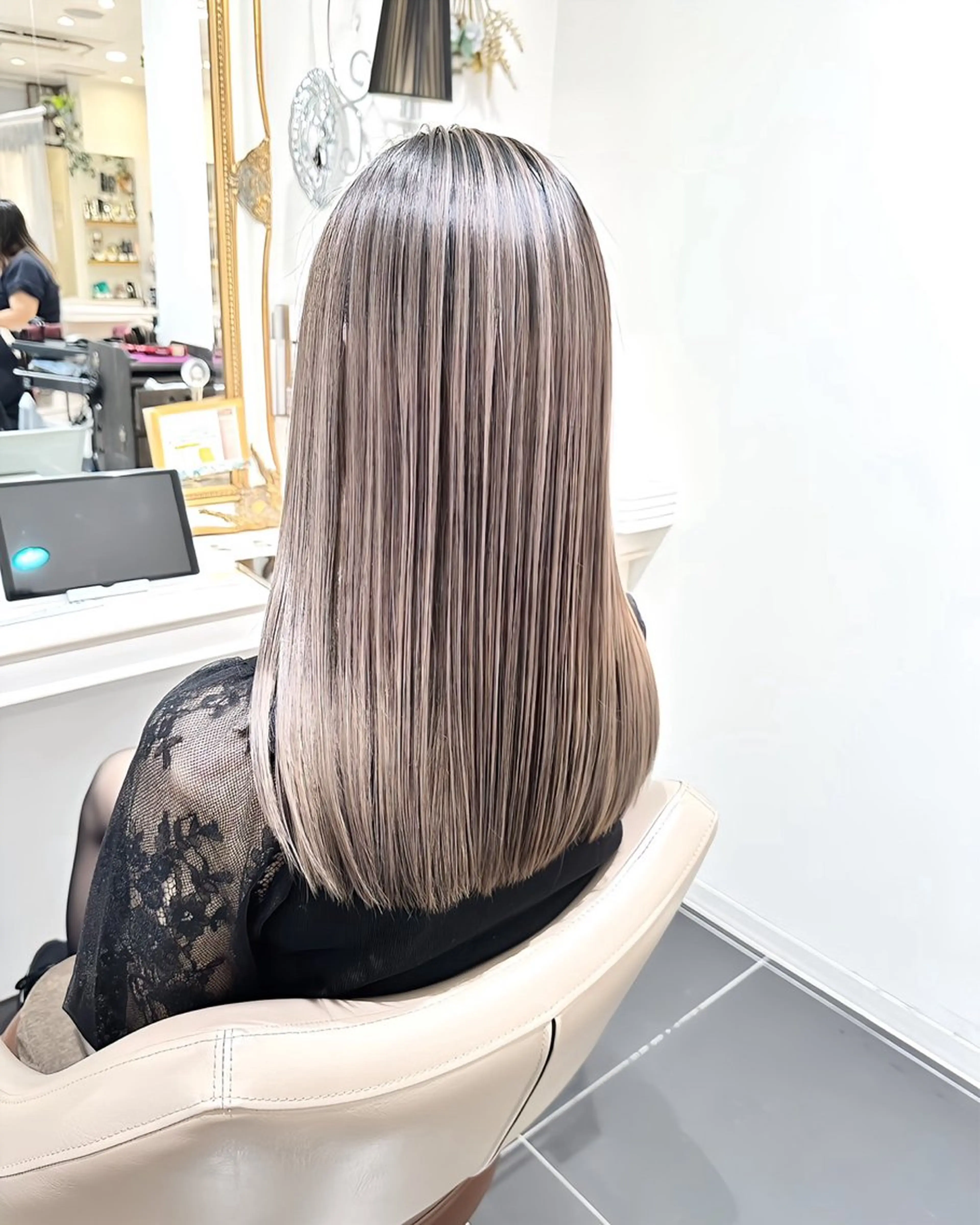 ロング カラー バレイヤージュ ベージュカラー グレージュ ハイライトカラー ミルクティーベージュ ヘアカラー トリートメント 澤田 隆誠のヘアスタイル