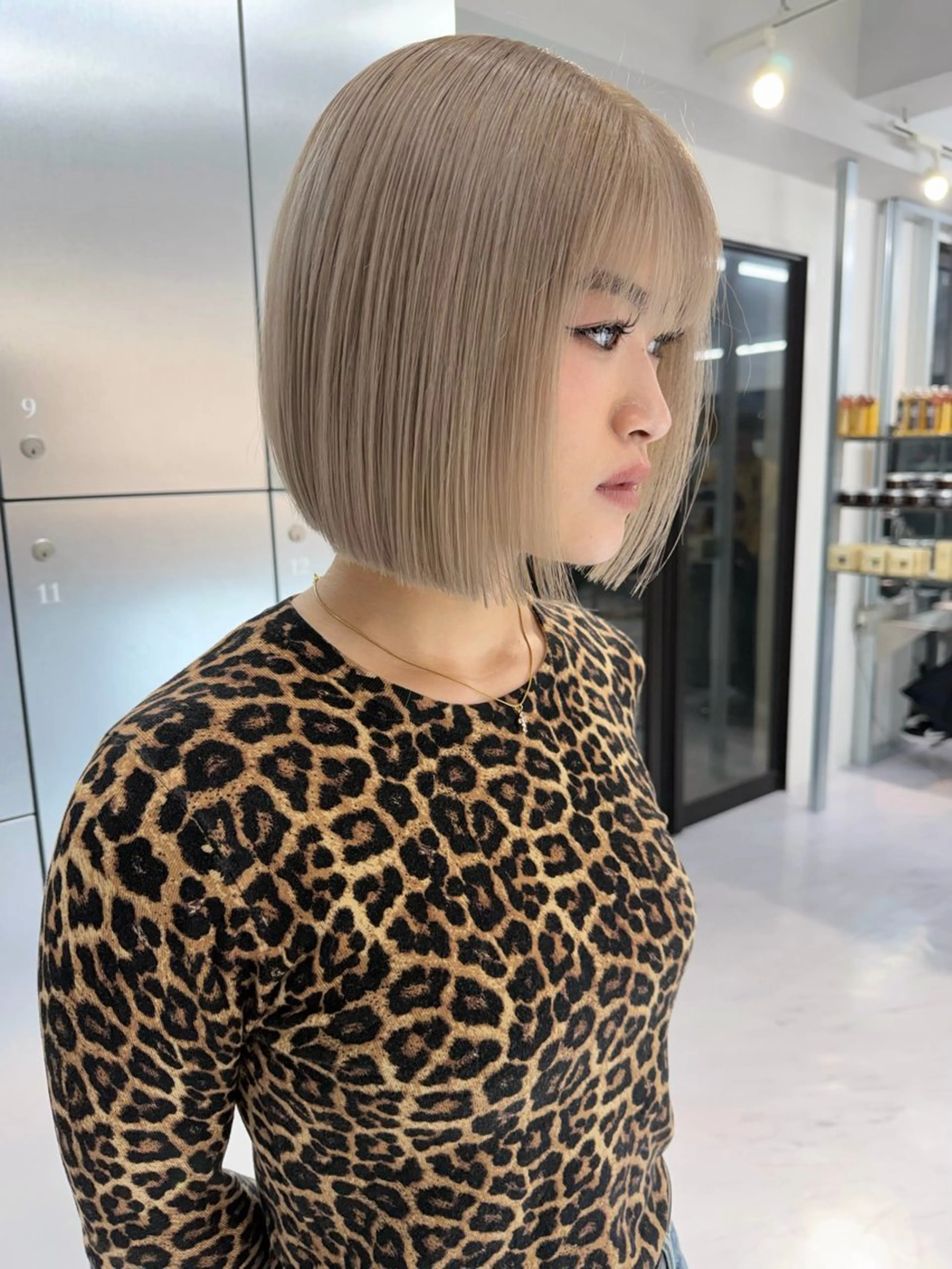 ショート カラー ベージュカラー ブリーチ ケアブリーチ デザインカラー ダブルカラー カット ヘアカラー トリートメント TATSU ミルクティーベージュのヘアスタイル