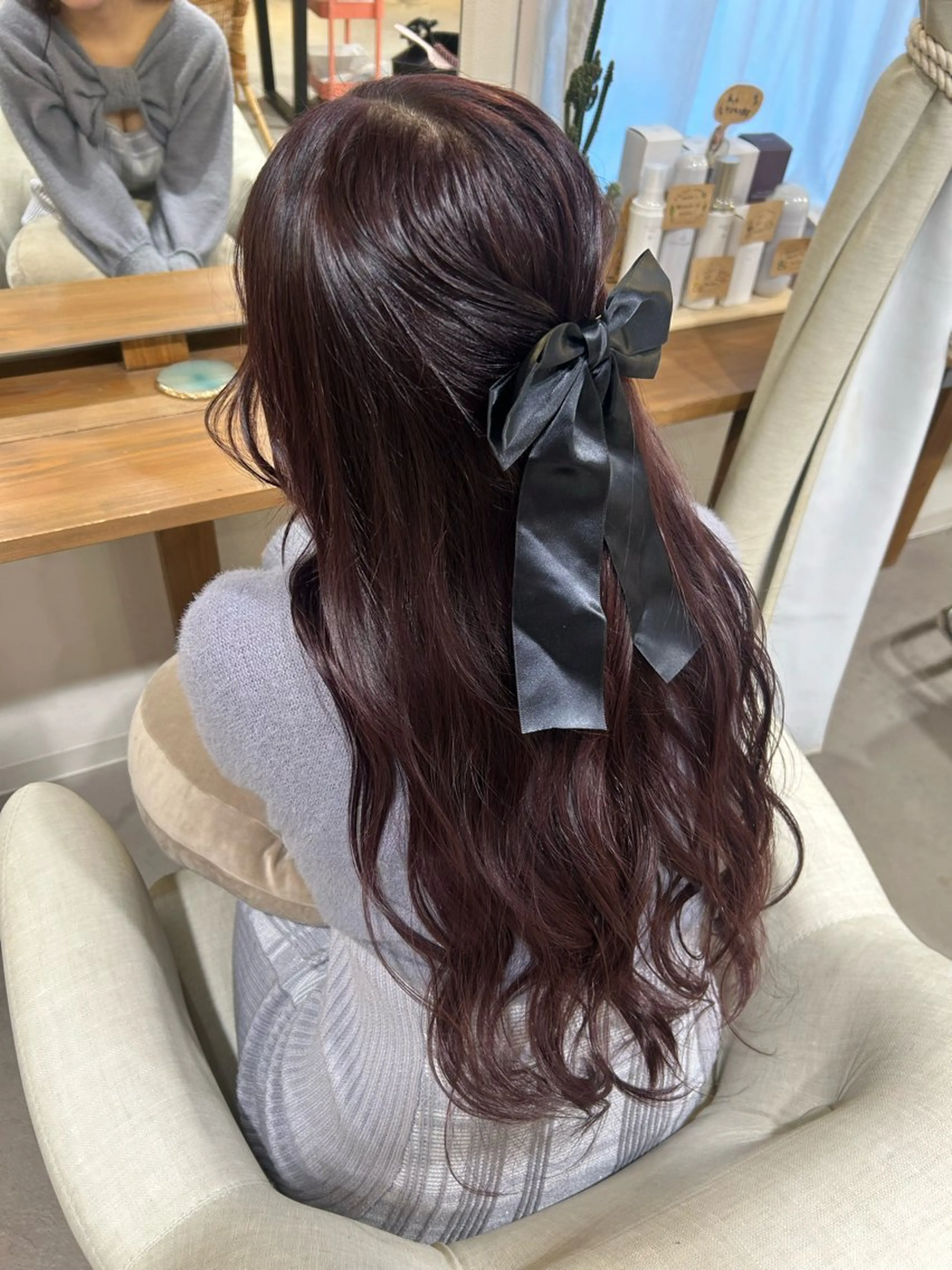 ロング カラー ヘアカラー トリートメント shu ブラウンピンクカラーのヘアスタイル
